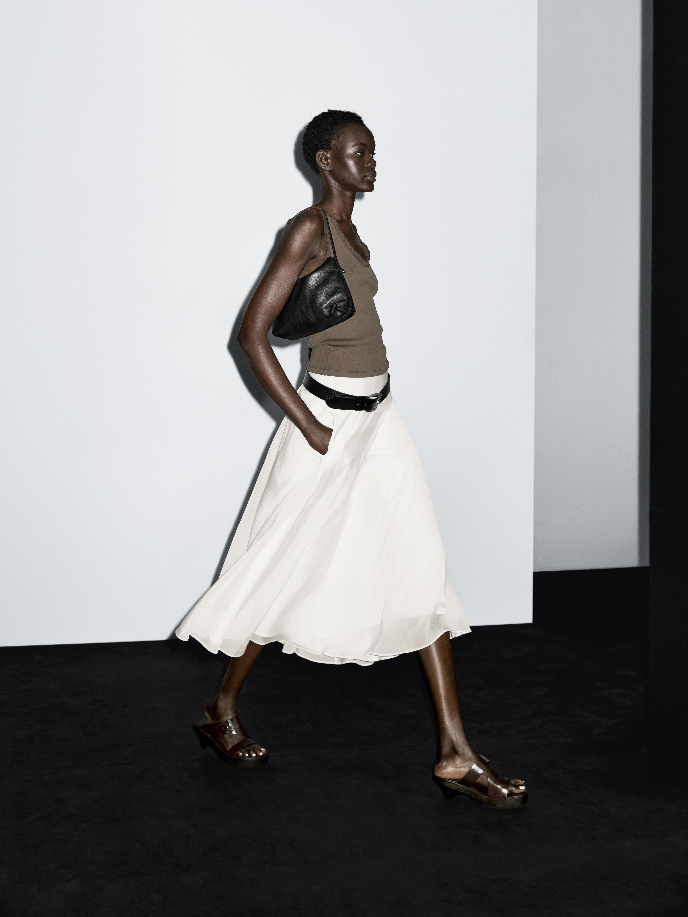 Polodlouhá sukně se sedlem a rozšířením