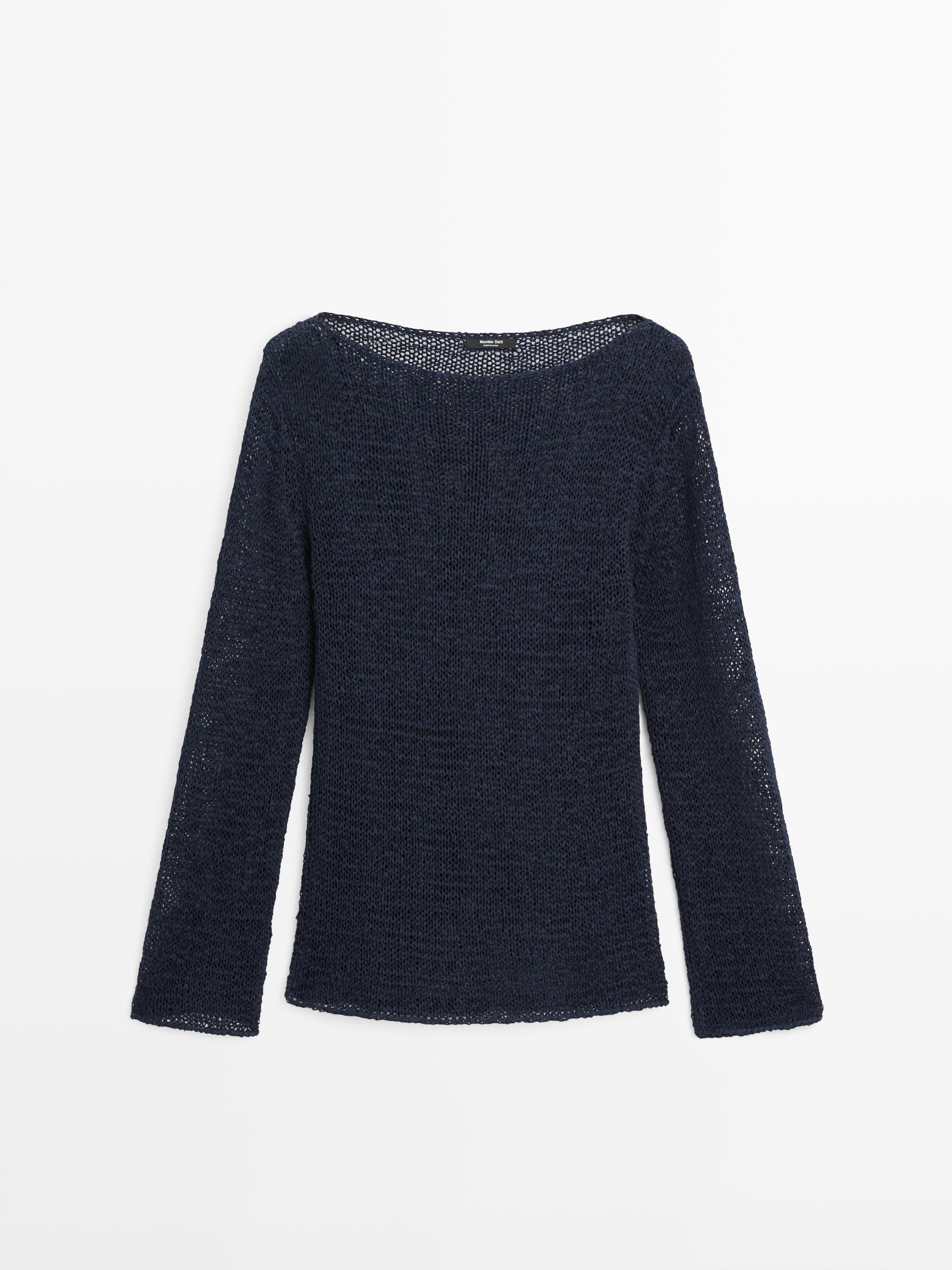 Vooraanzicht van een donkerblauwe gebreide trui met boothals en lange mouwen.