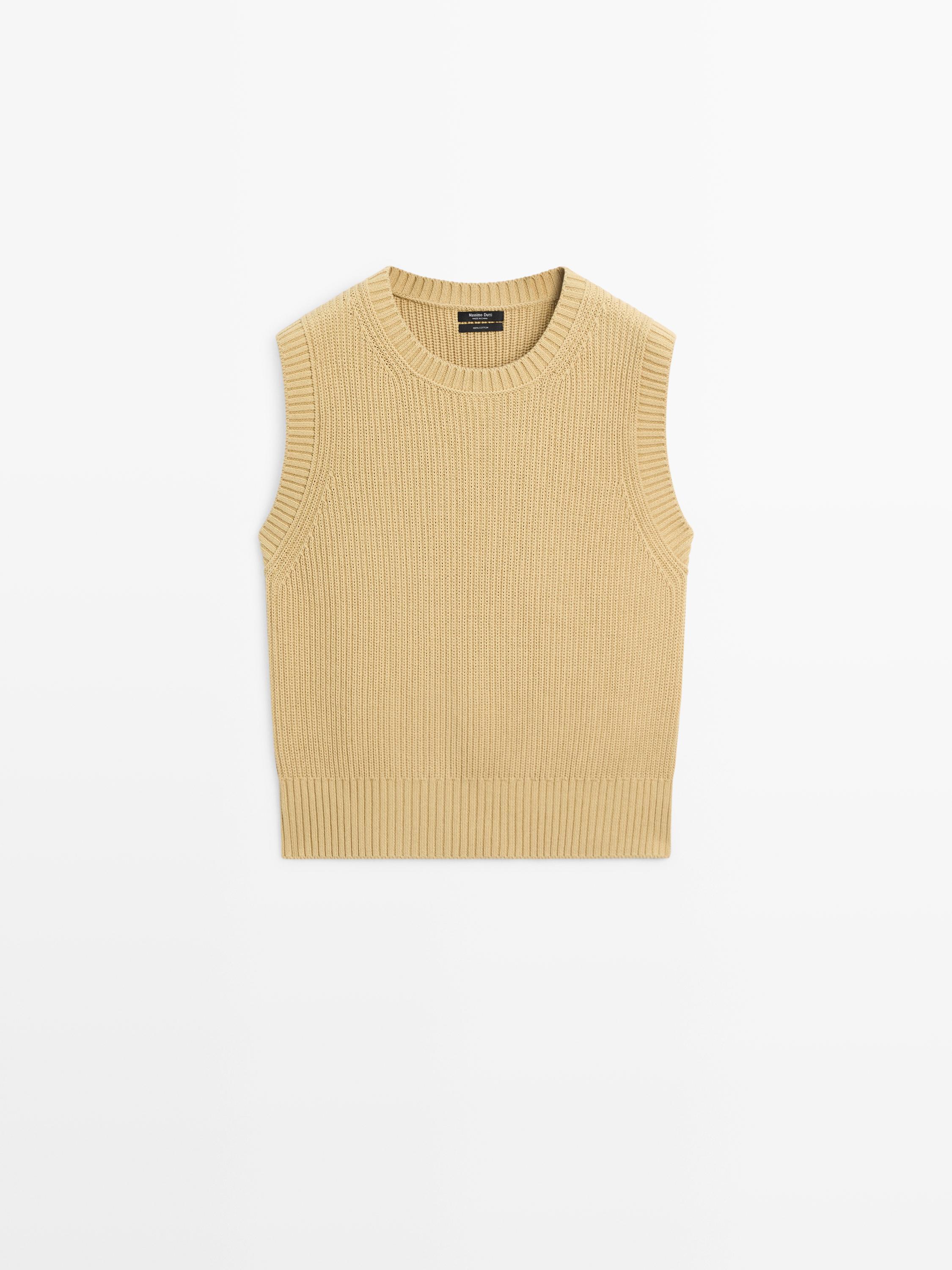 Vue frontale d'un gilet tricot verdâtre sans manches, col rond et tricot côtelé.