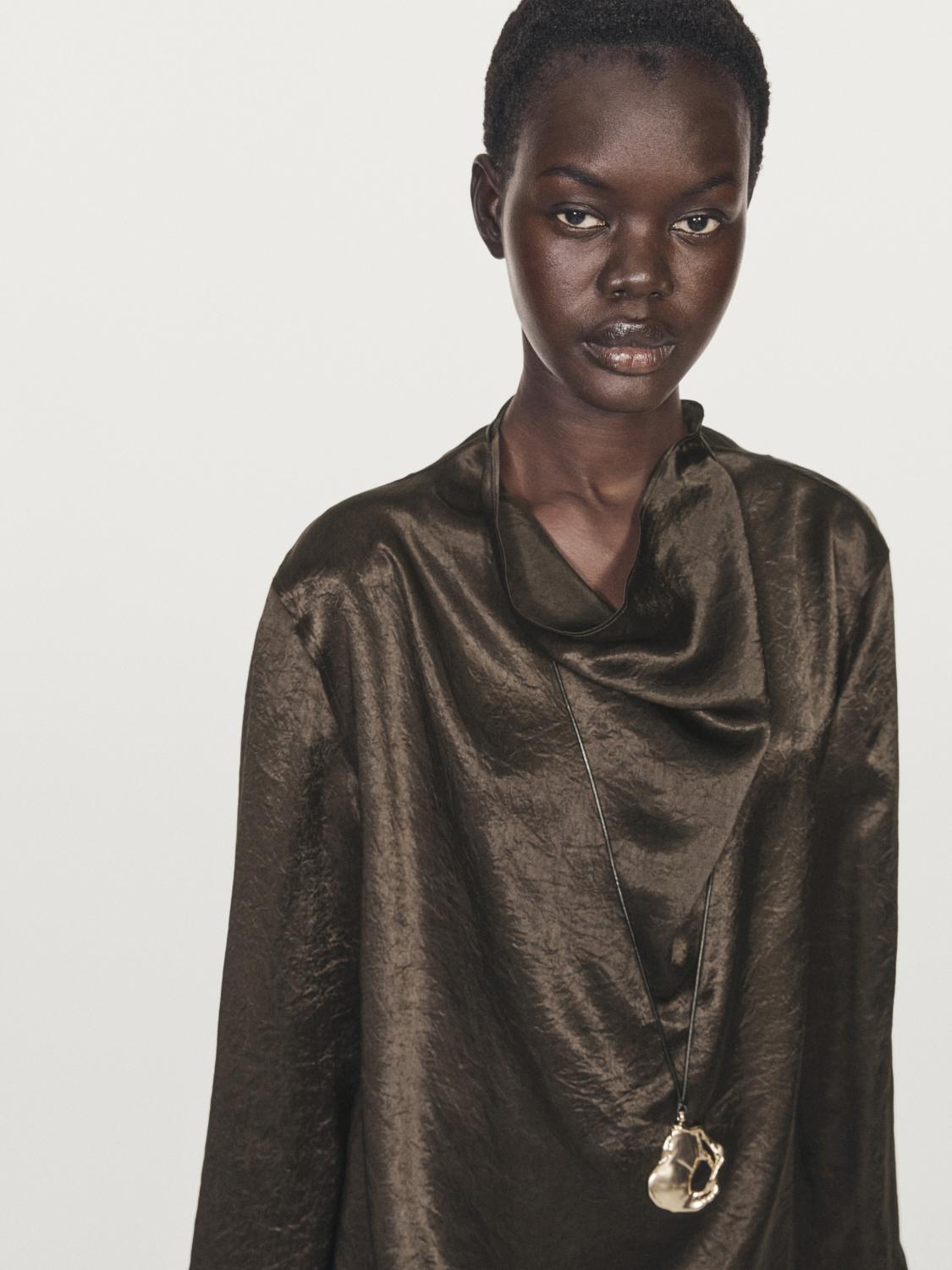 Blusa fluida cuello drapeado