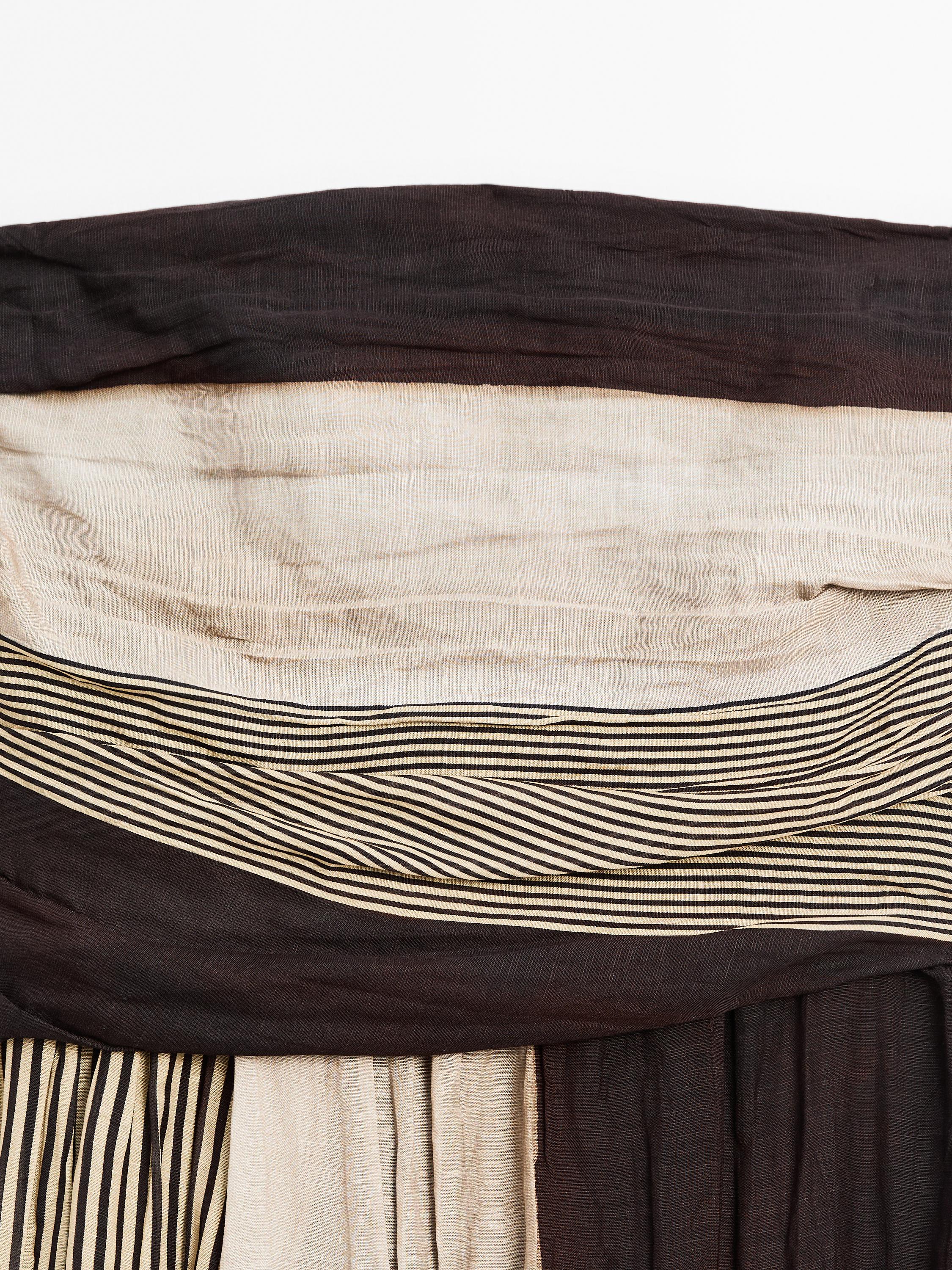 Vestido com decote caicai e pormenor de franzidos