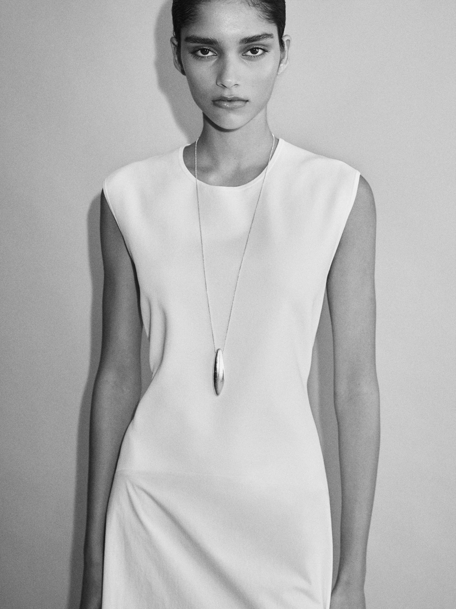 Long sleeveless contrast dress