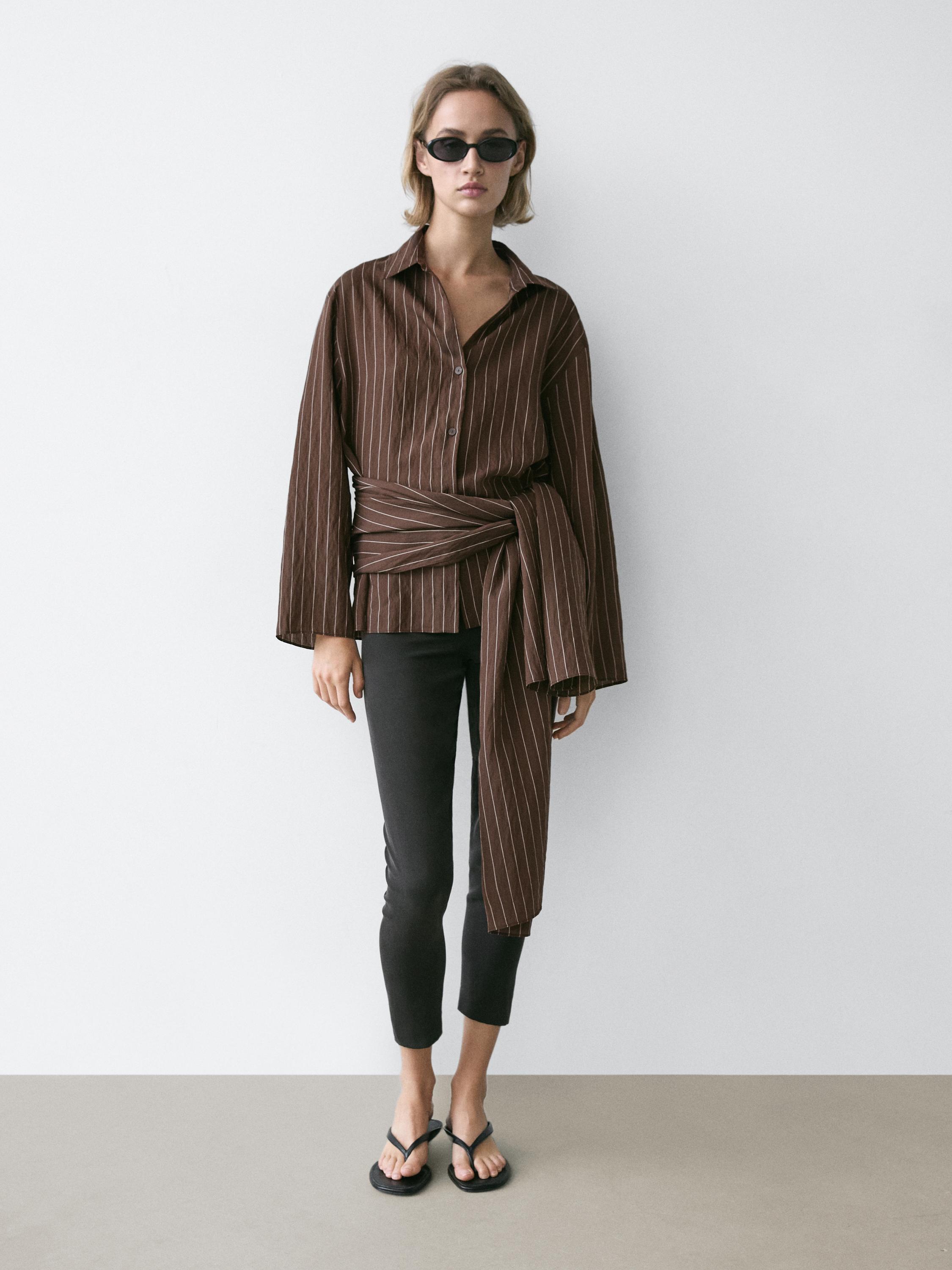 Bruin gestreepte overhemdset met sjaaldetail en strakke zwarte broek.