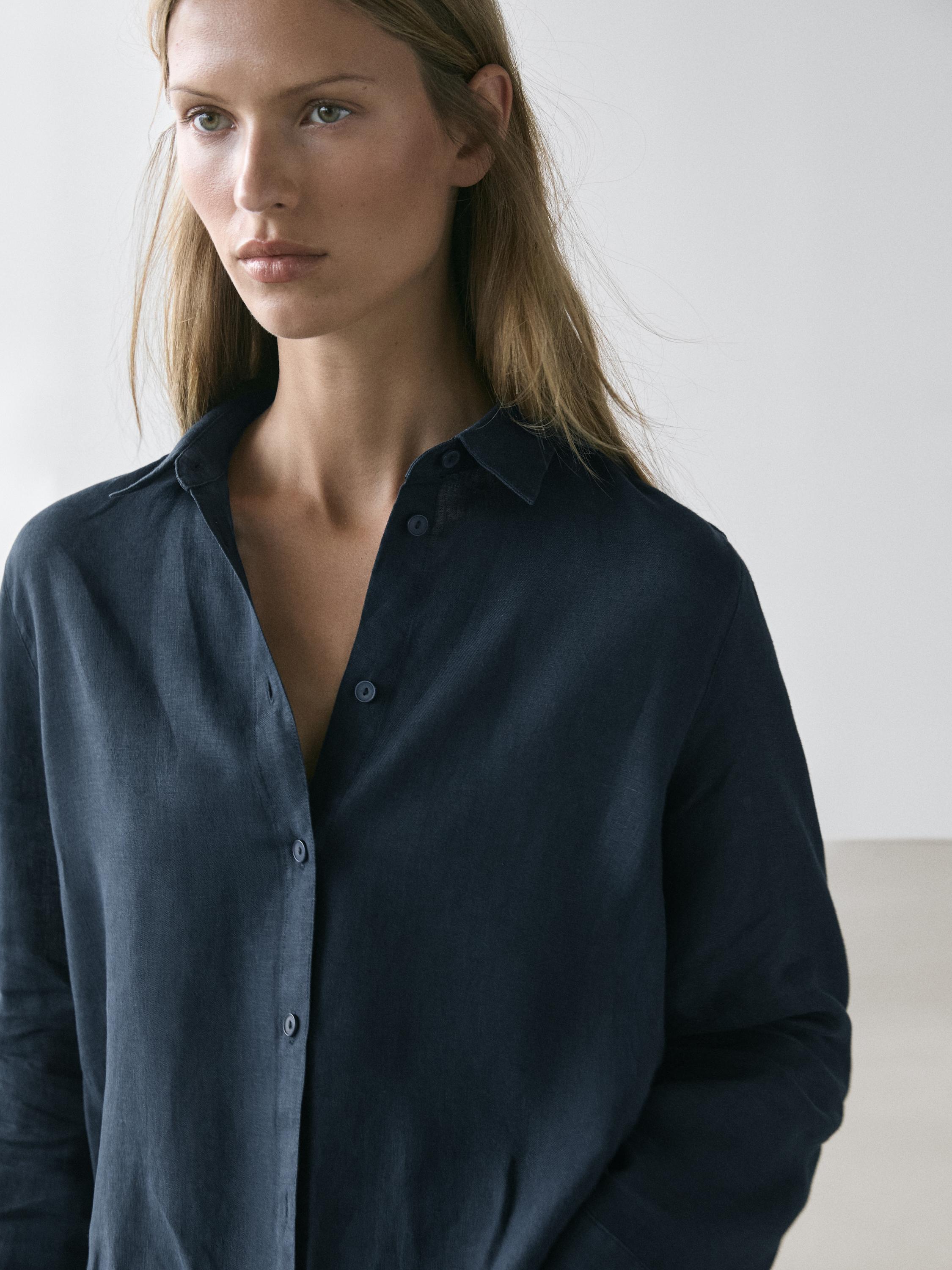 Alkandora urdin ilunaren plano ertaina, lepo klasikoarekin eta aurrealdeko botoiekin.