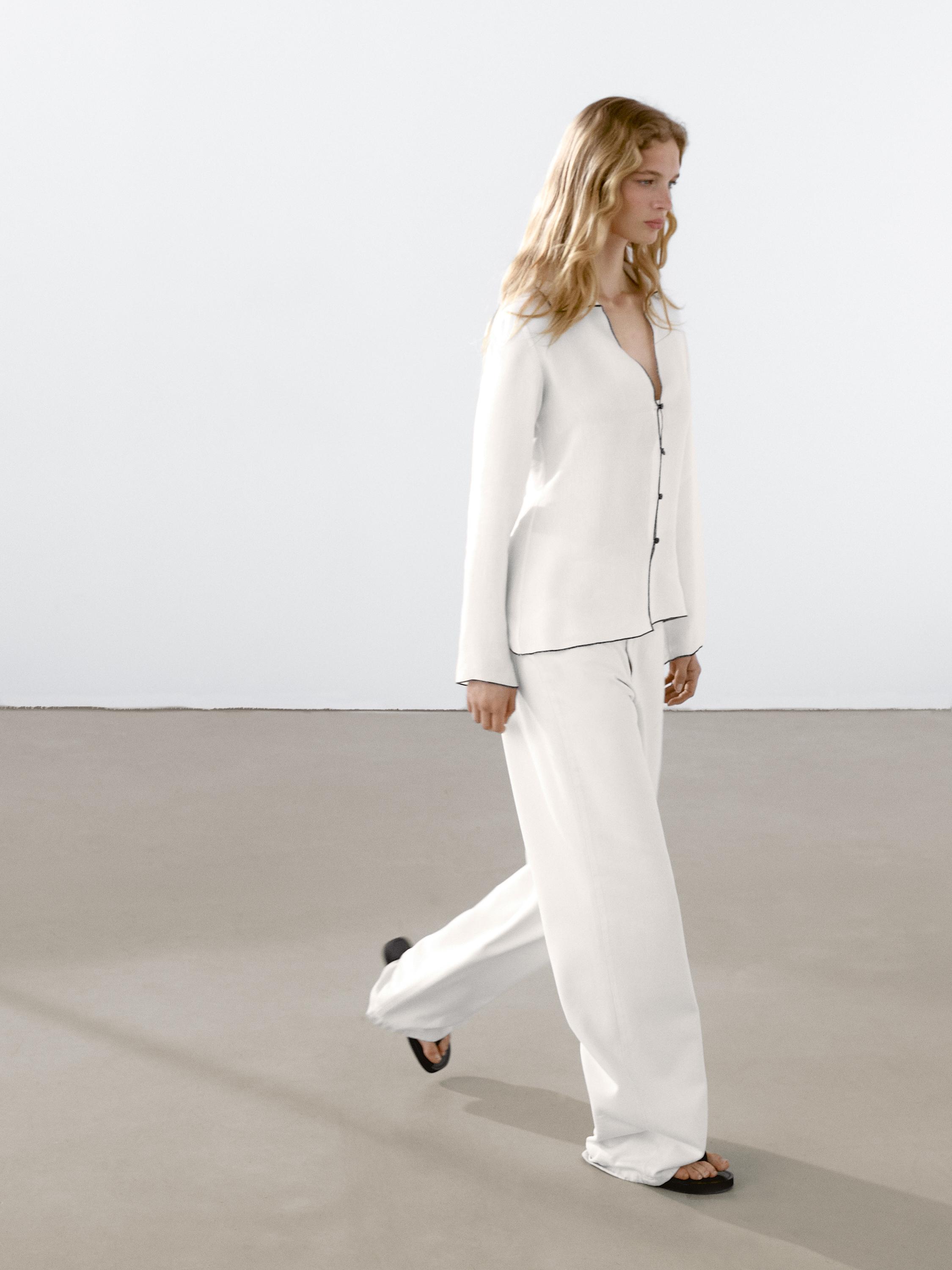 Fluid shirt with contrasting details