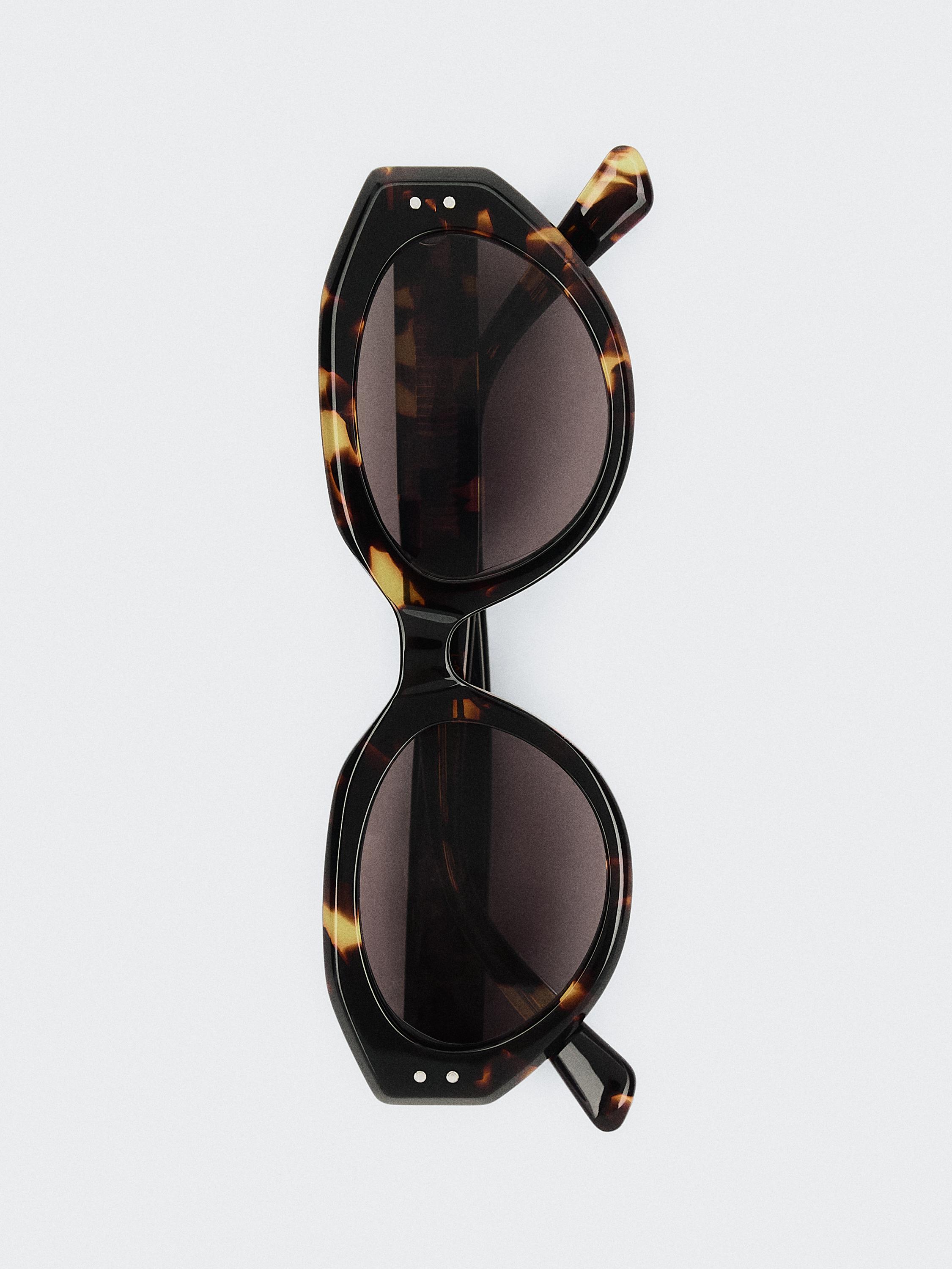 Oval tortoiseshell-effect sunglasses