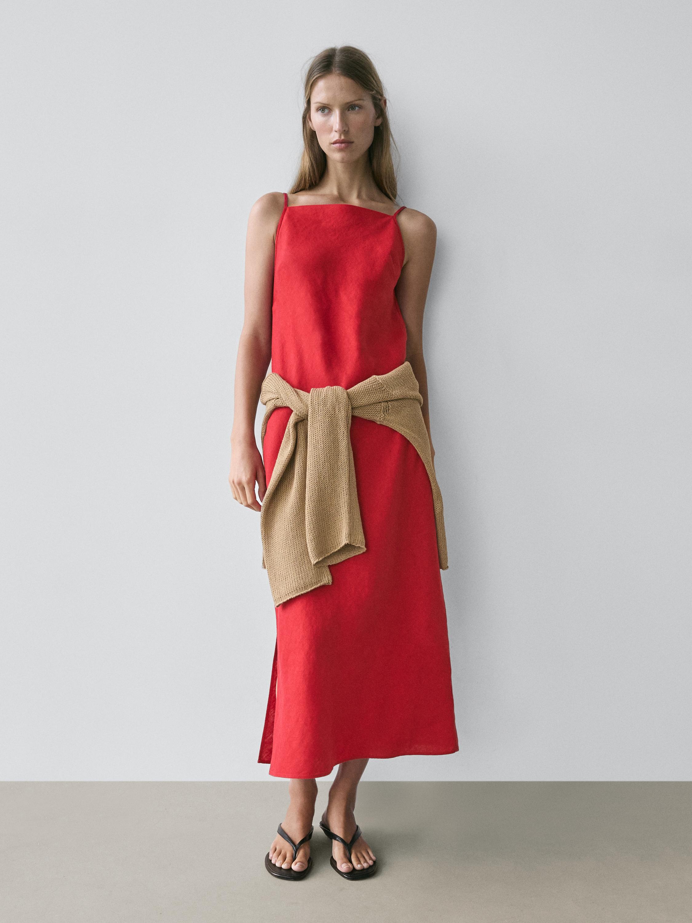 Conxunto de vestido midi vermello de escote recto con tirantes finos, xersei beixe atado á cintura, sandalias negras.