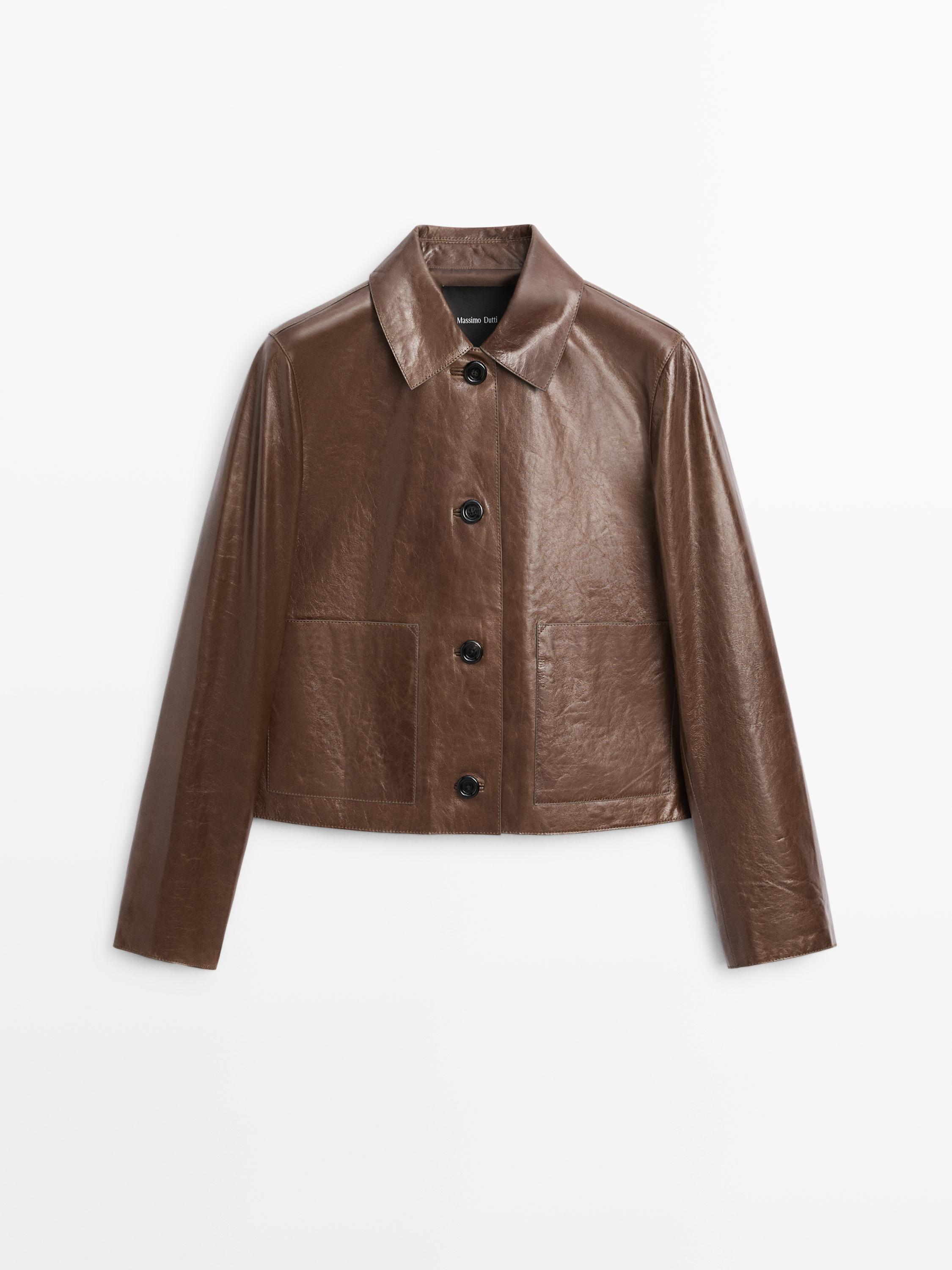 Frontal visning av kort taupebrun jakke med klassisk krage, sentral knappelukking og frontlommer.