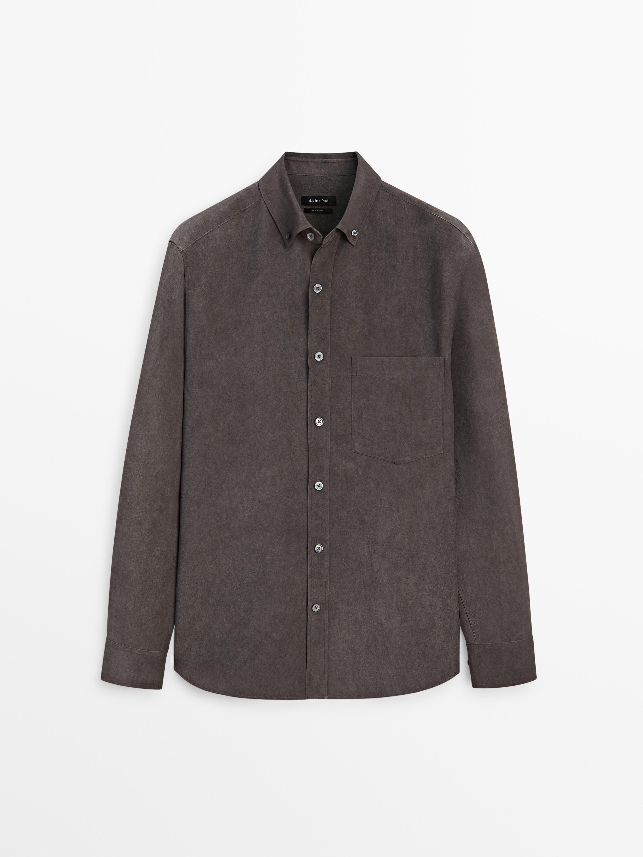 Vista frontal de camisa casual de màniga llarga color albergínia amb butxaca frontal i botonadura central.