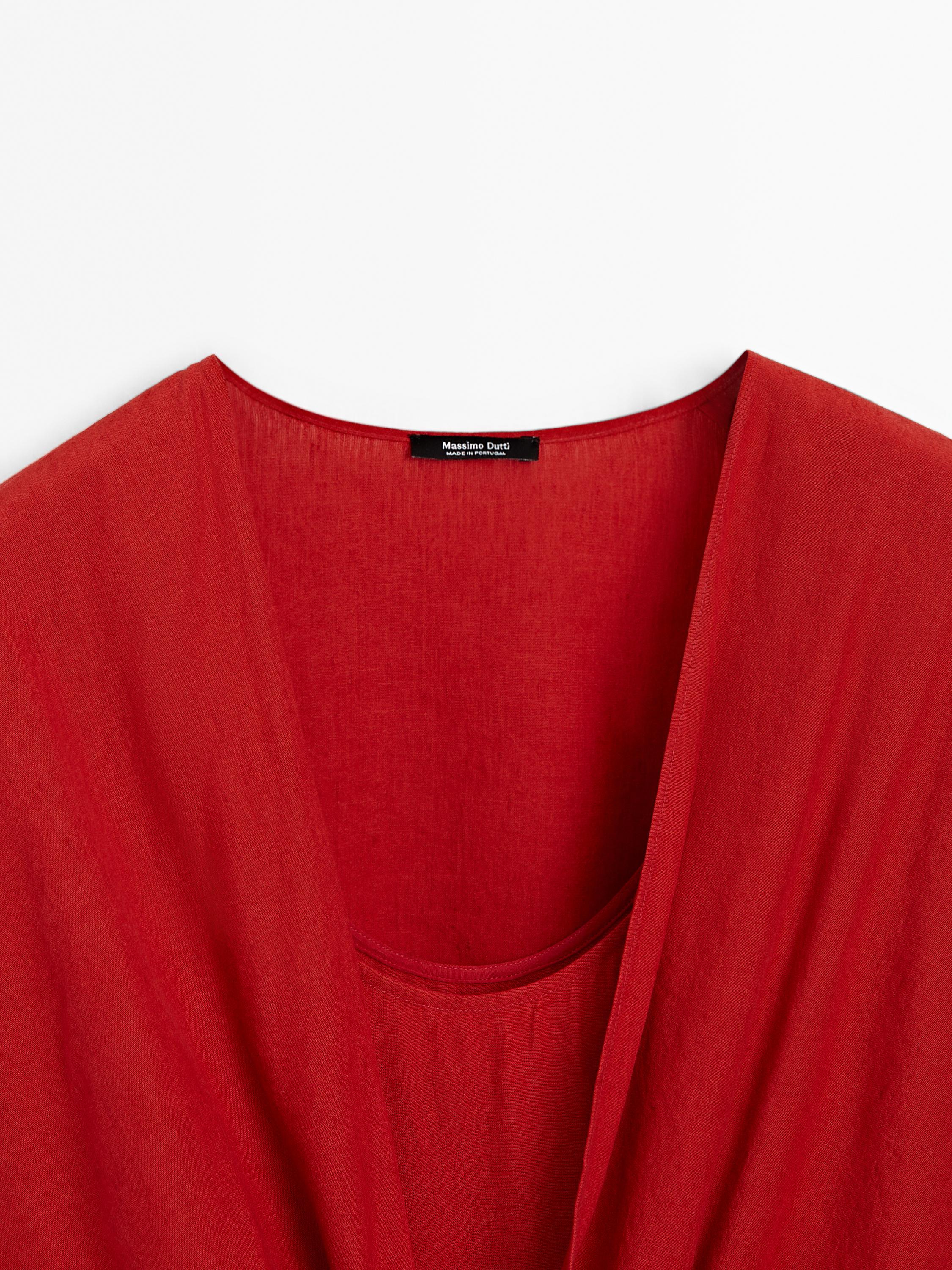 Sukienka średniej długości z węzłem przy dekolcie