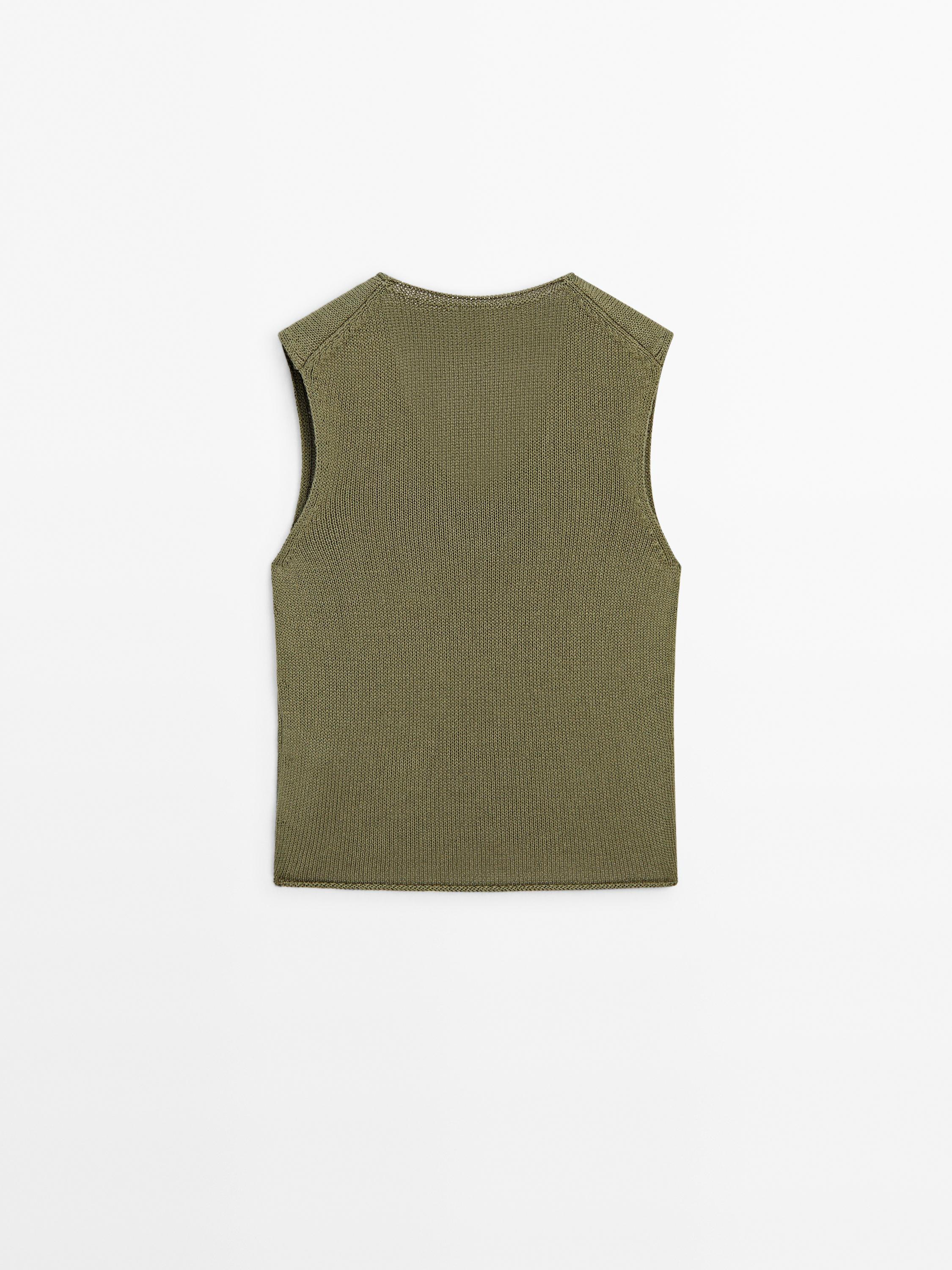 Knit top with neckline detail