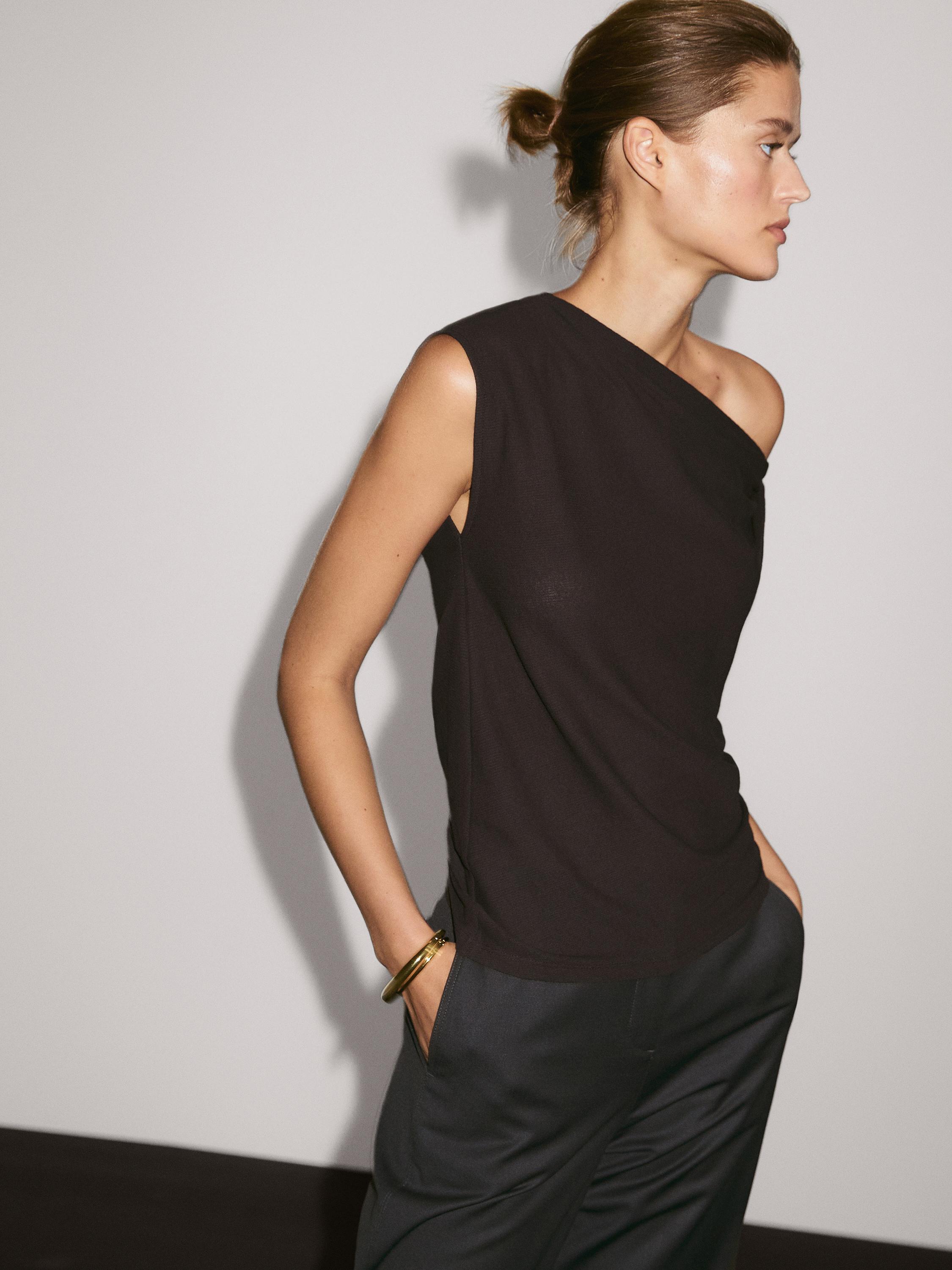 Asymmetric top with knot detail
