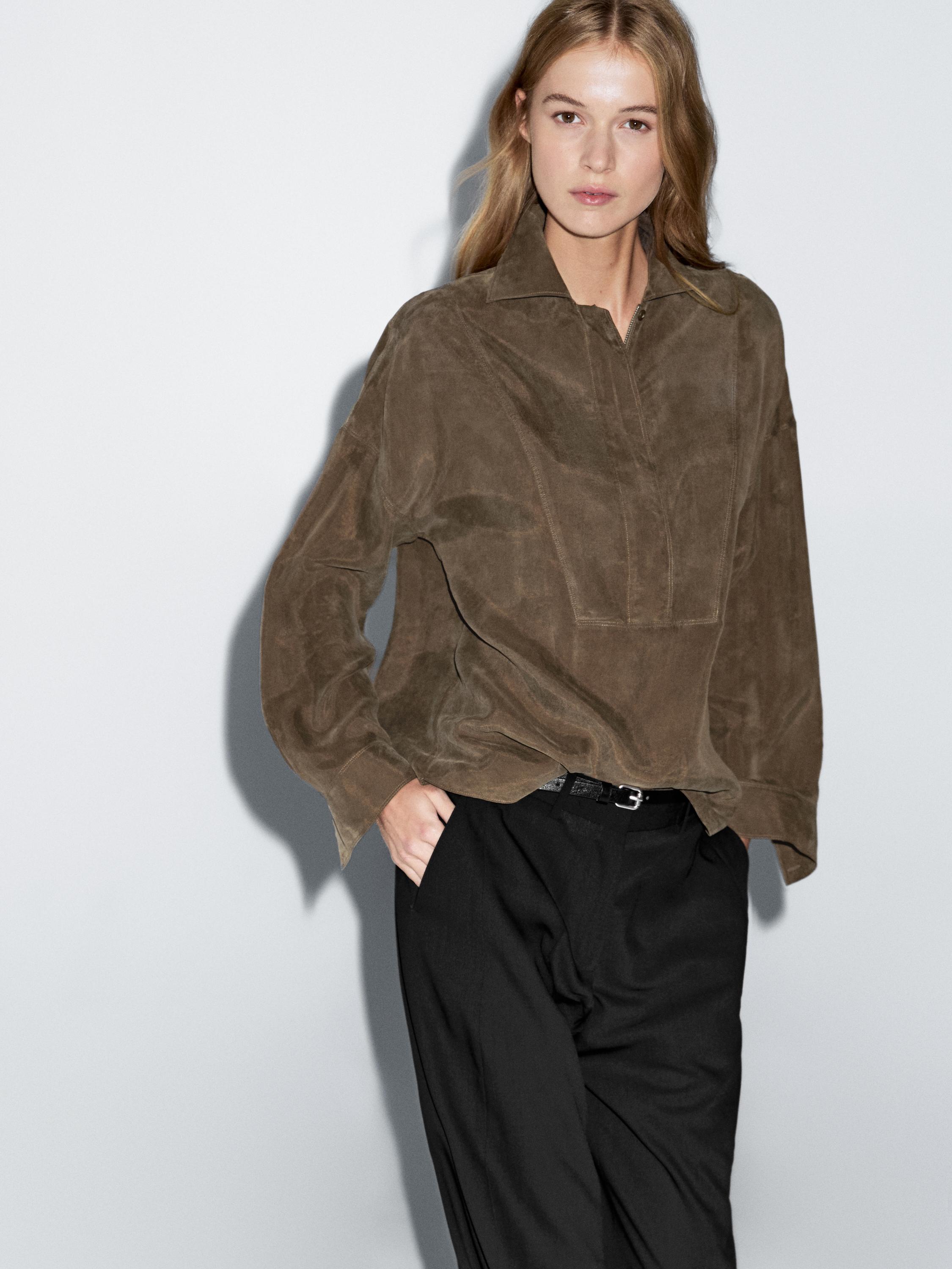 Blouse with zip on the chest