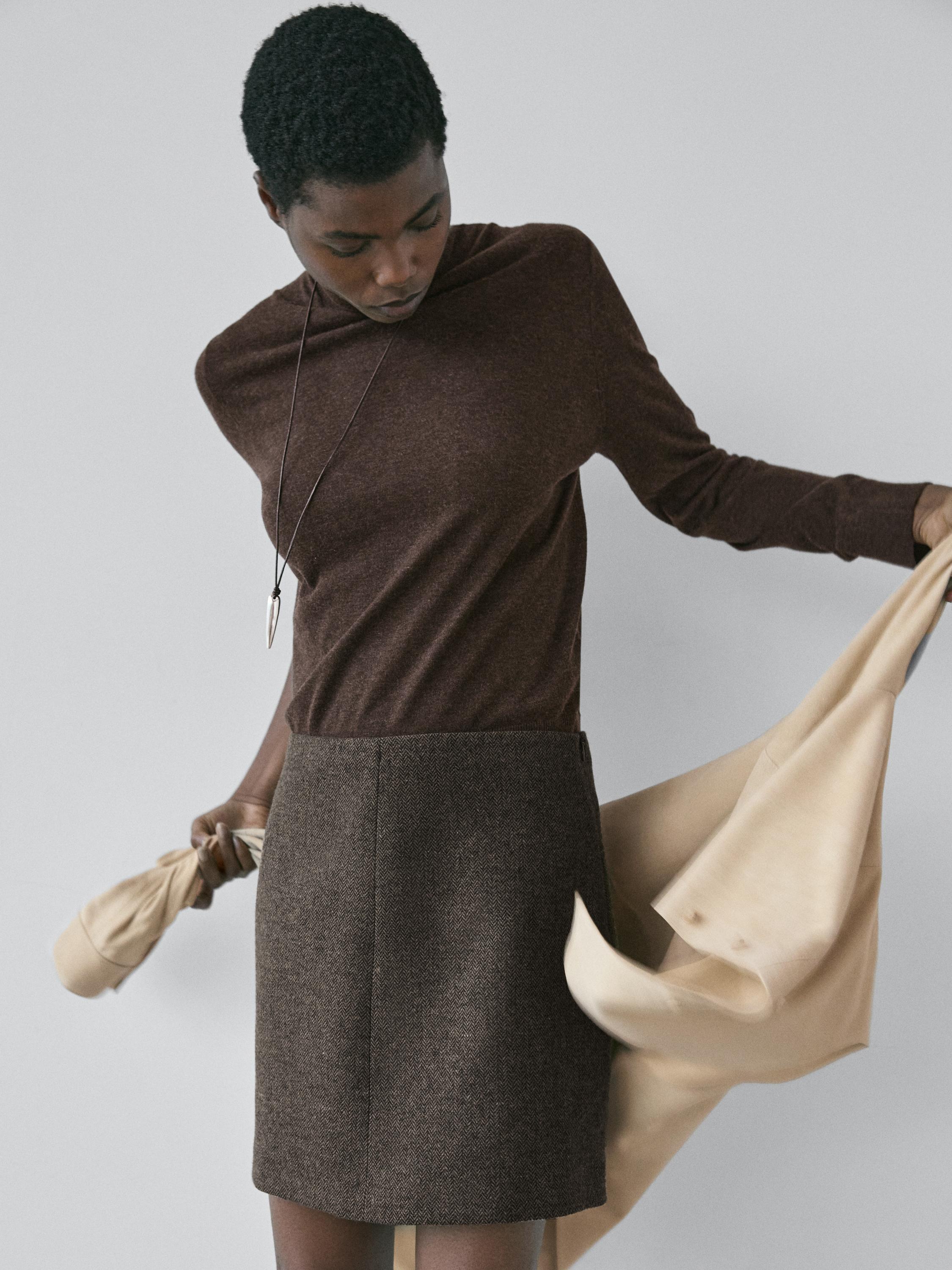 Braunes Langarmshirt und dunkelbrauner Minirock-Set.