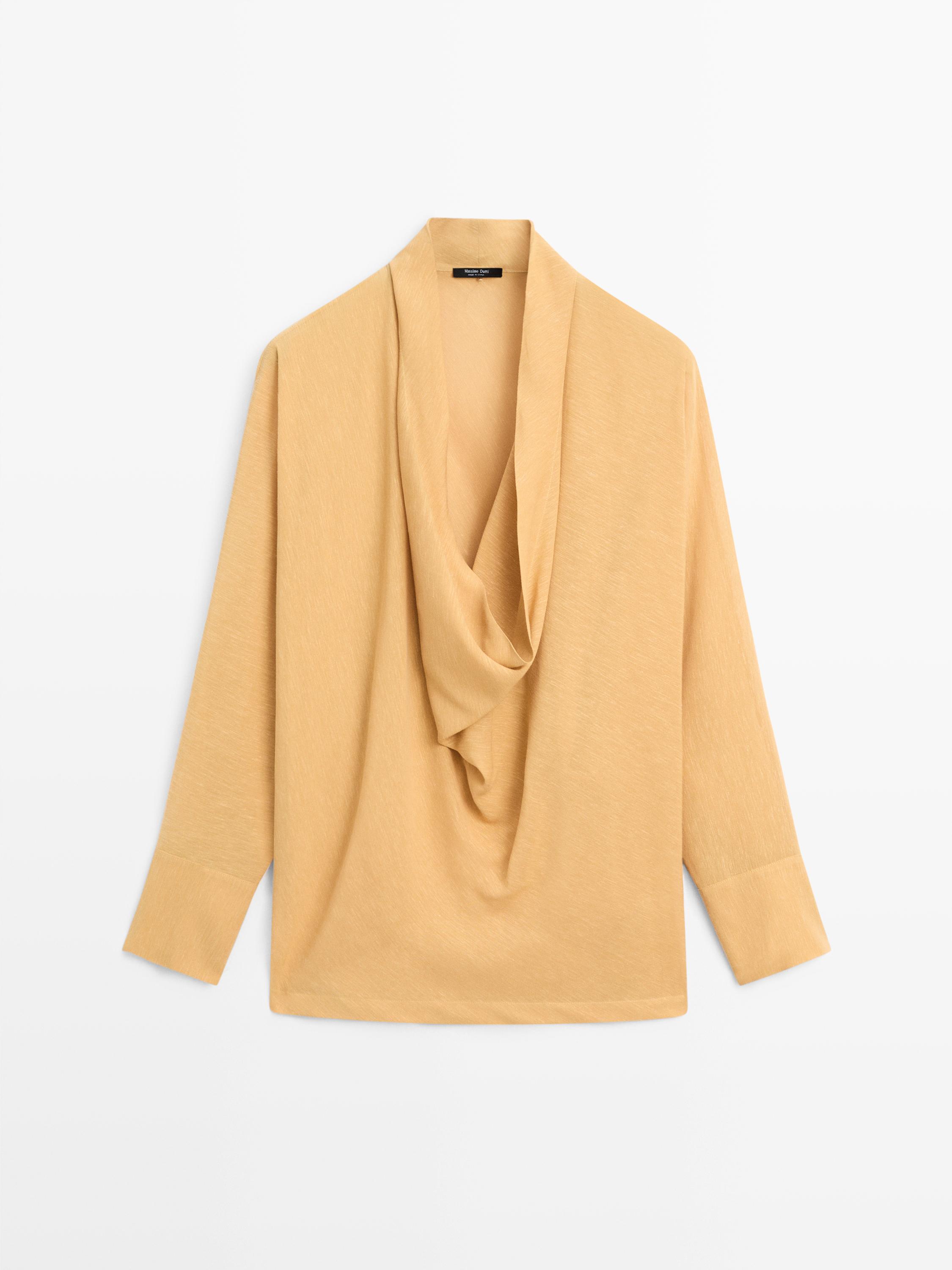 Vue de face d'un chemisier jaune moutarde avec un décolleté drapé et des manches longues.