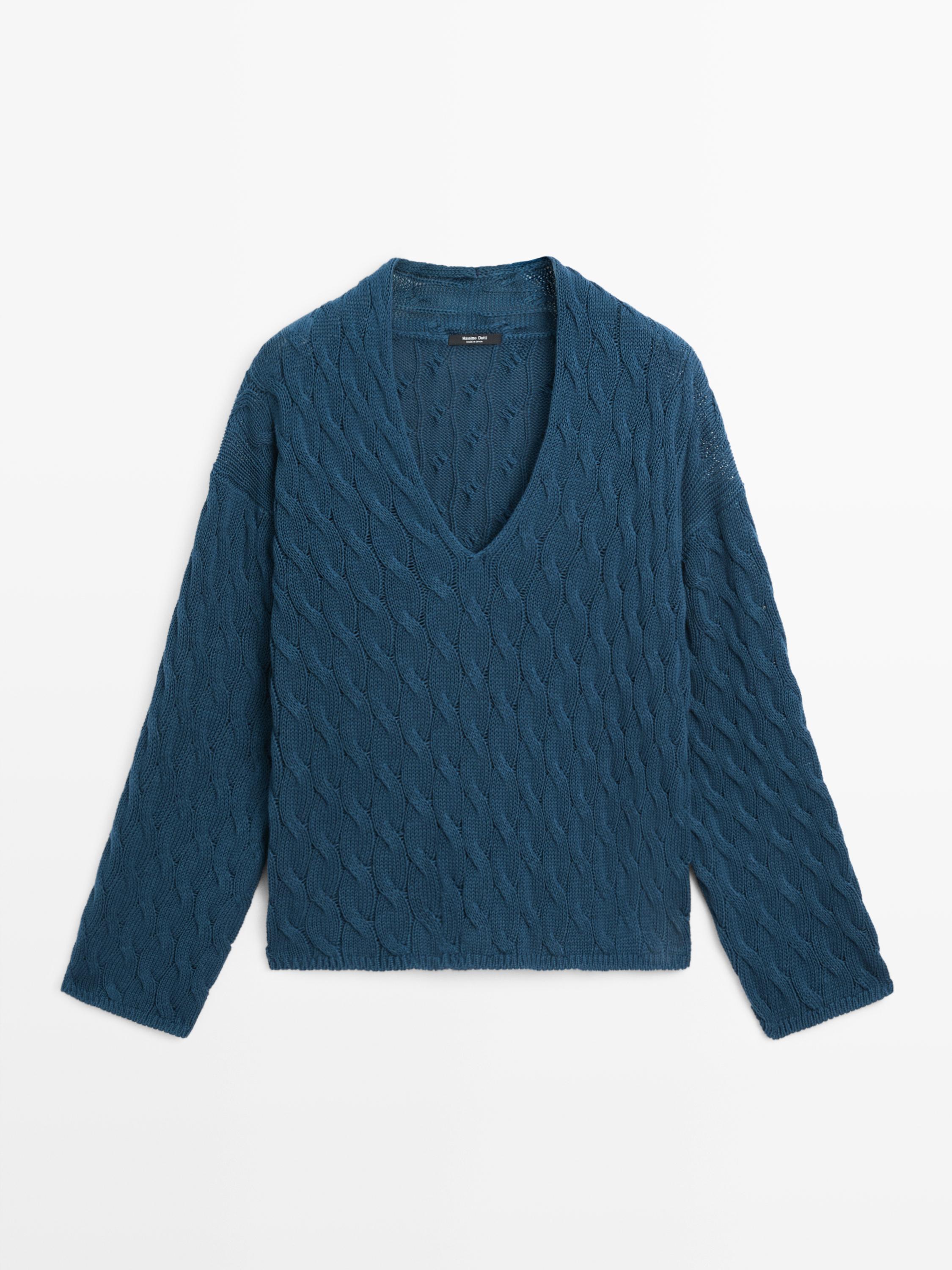 Vue de face d'un pull bleu vif avec col en V et détail de nœuds dans le tissu.