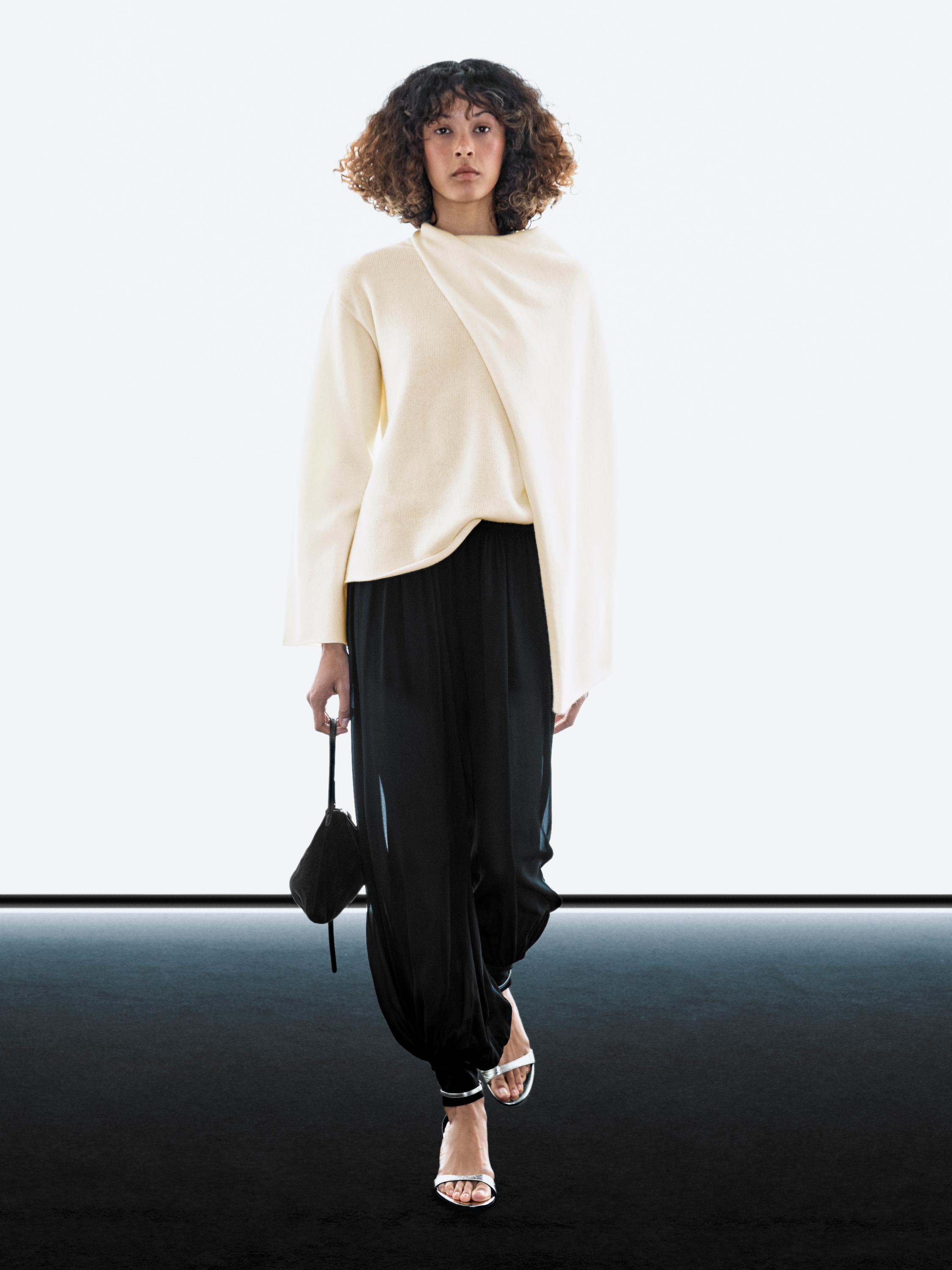 Sickad tröja i 100 % ull med halsduk