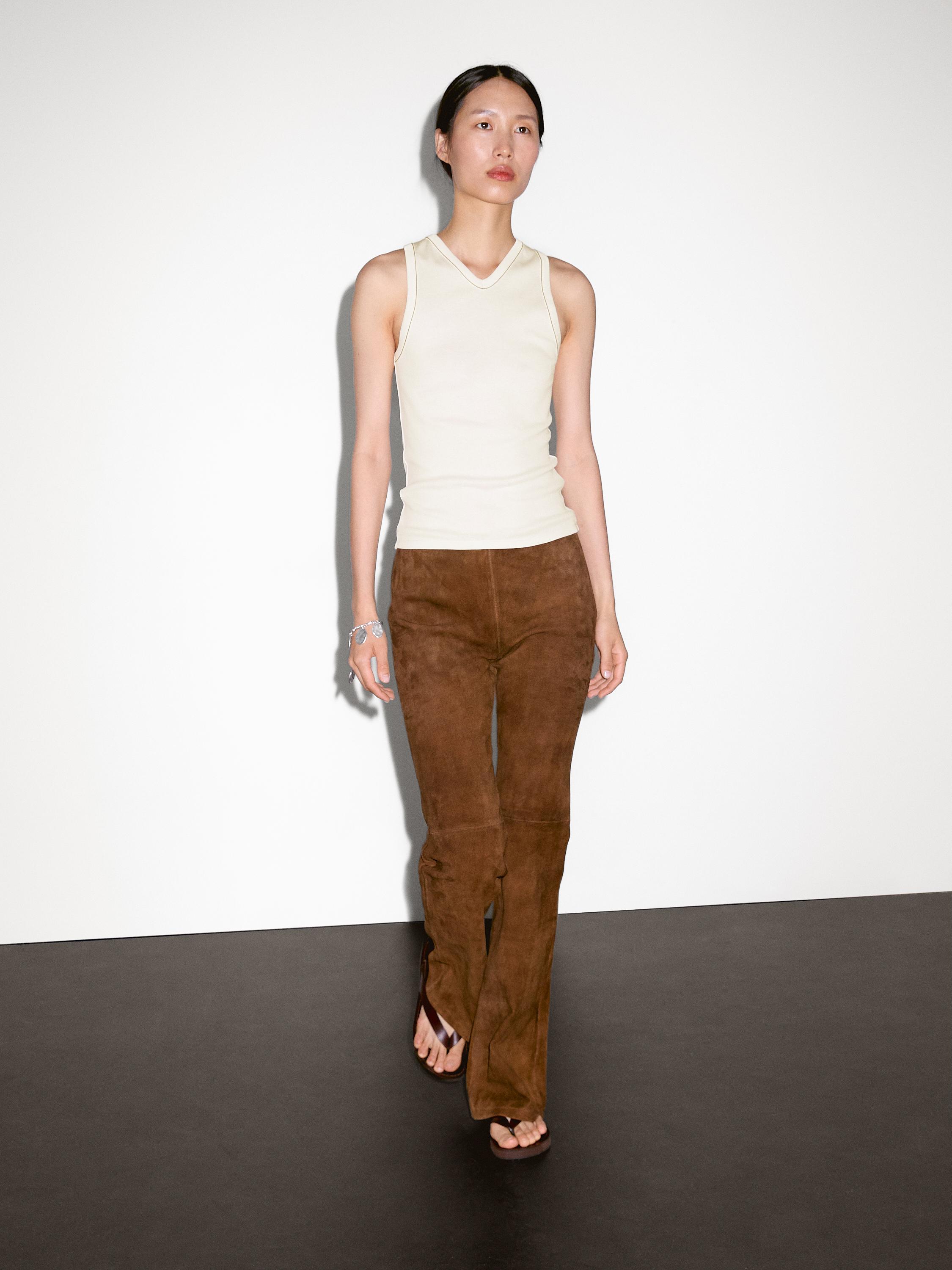100% cotton T-shirt with contrast detail