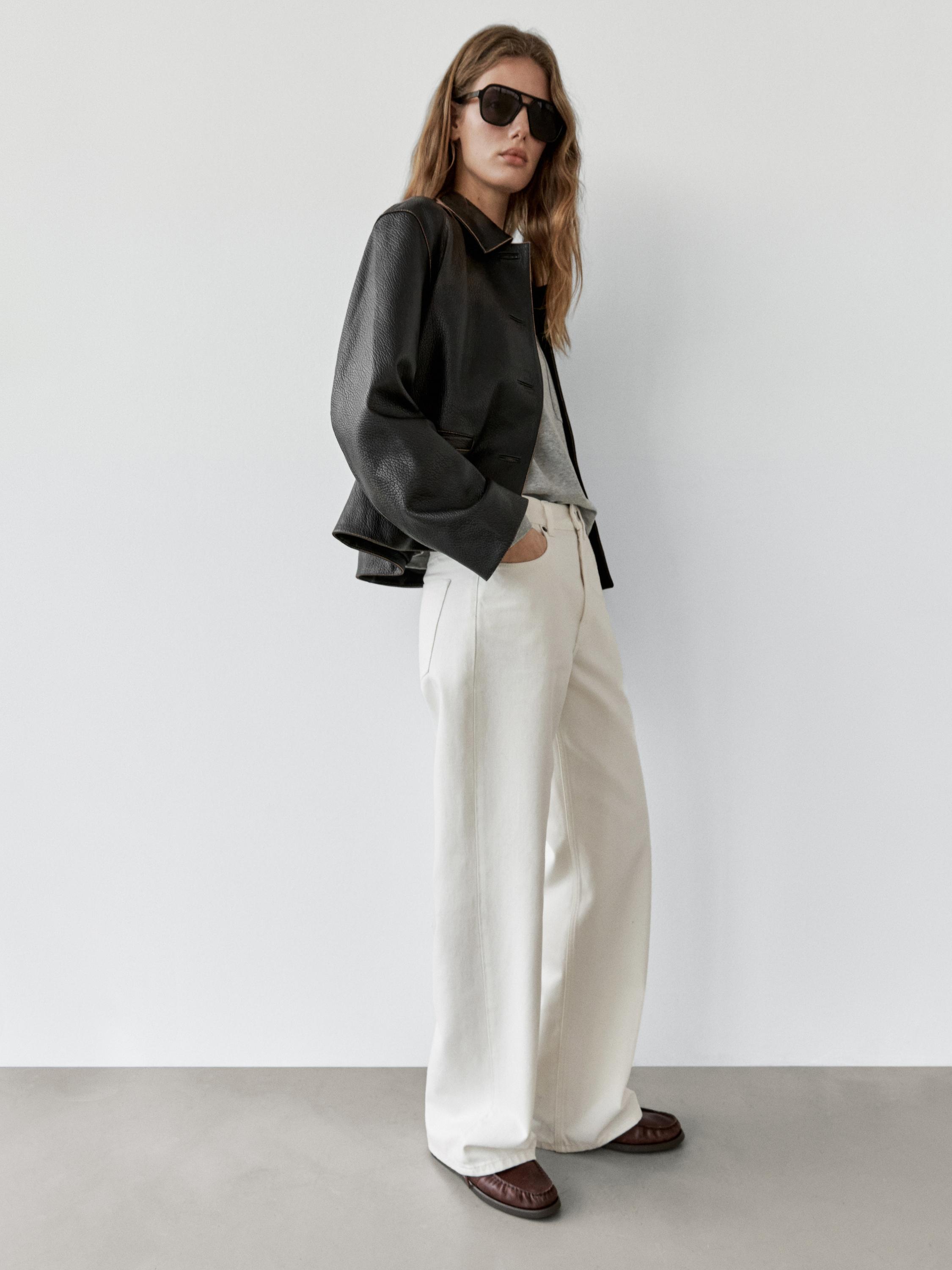 Xhinse me shtat të mesëm këmbëgjerë me masë të lirshme