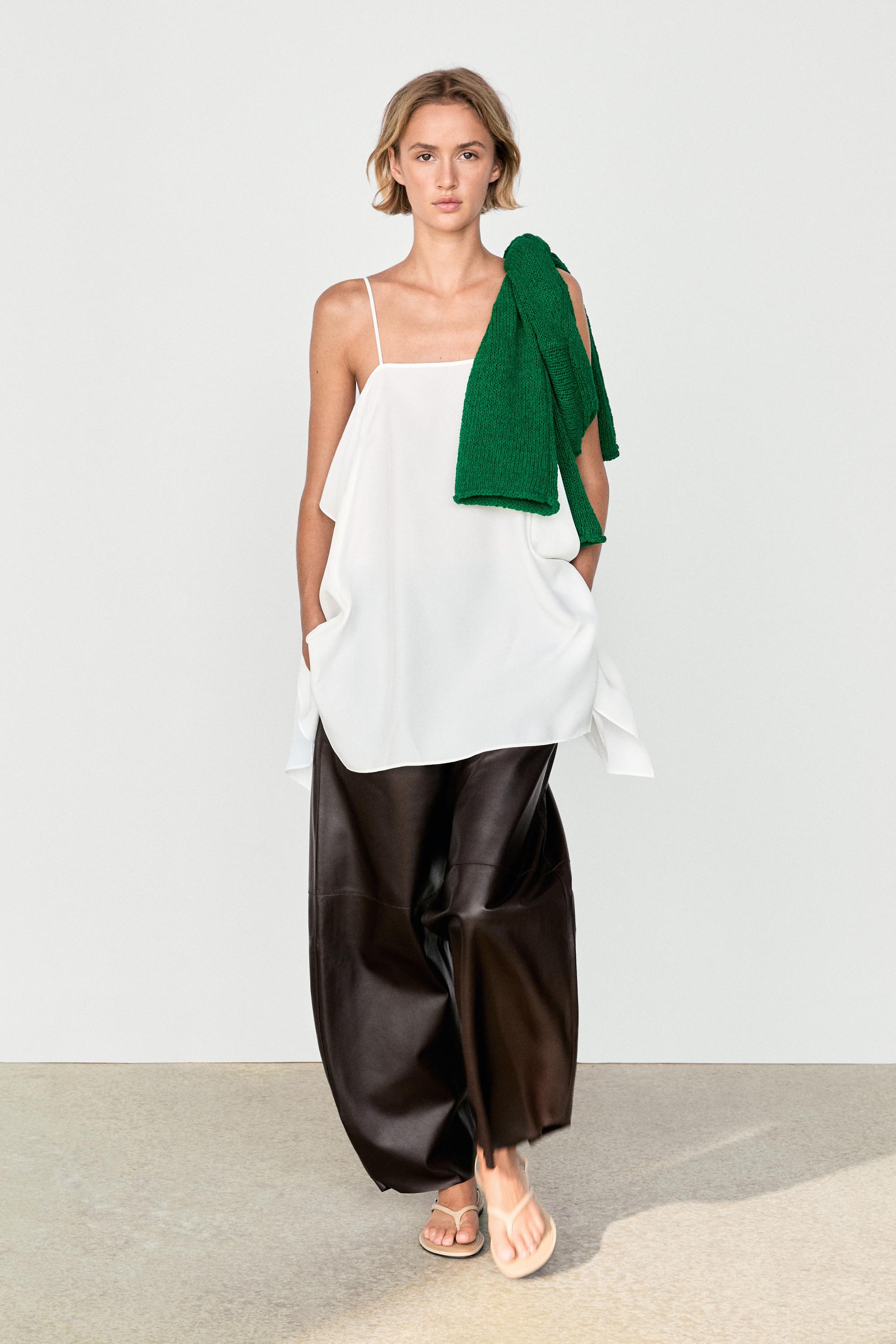 Top fluido con spalline sottili