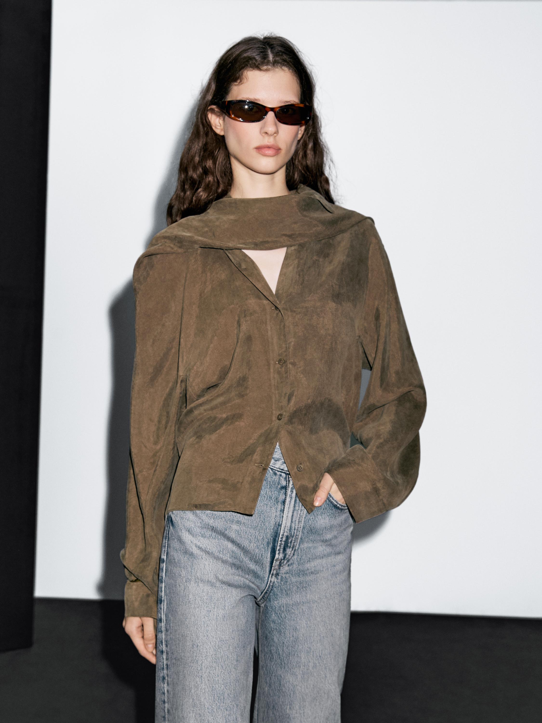 قميص بربطة على العنق