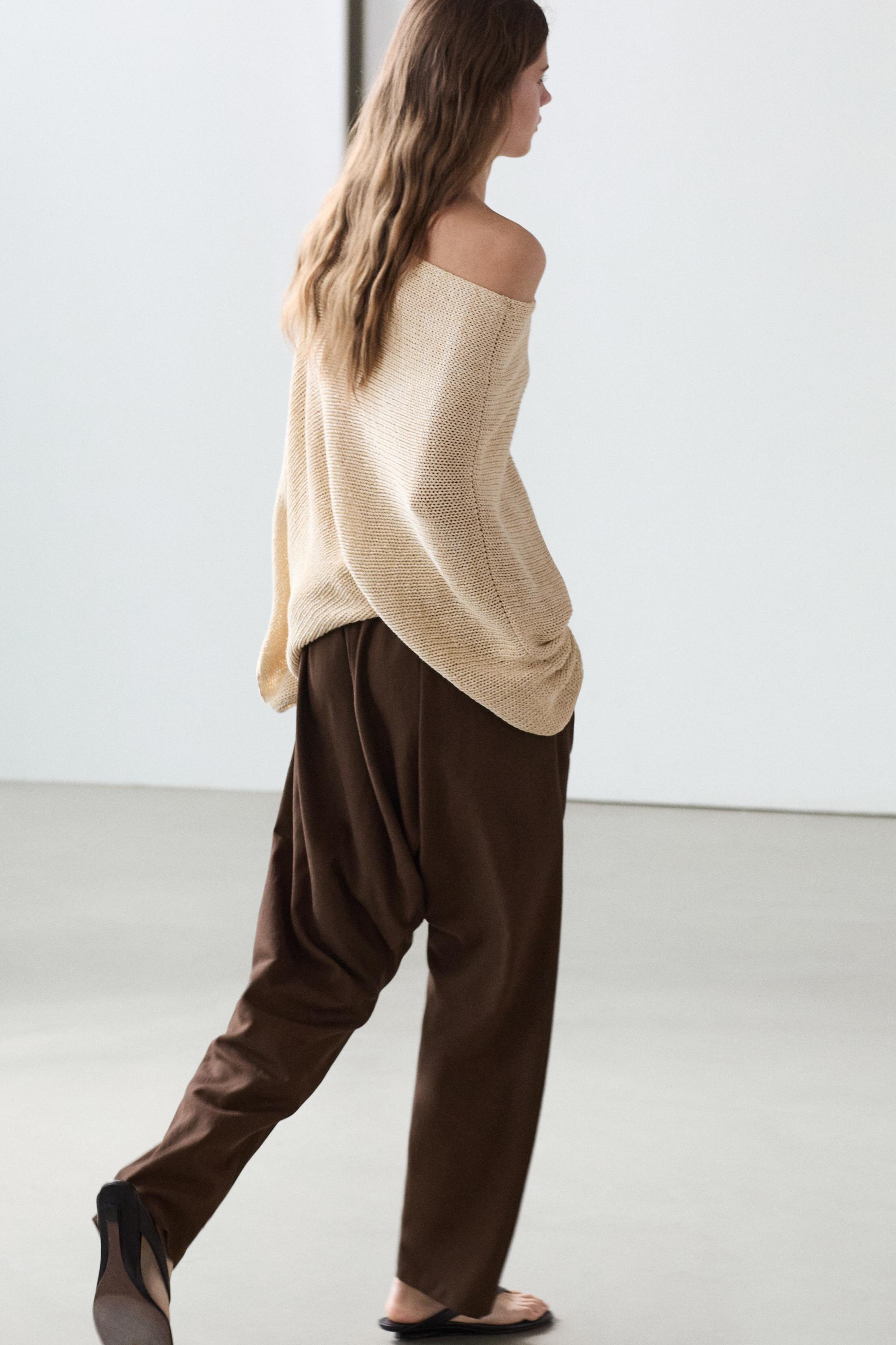 Baggy trousers with pleated details — BROWN