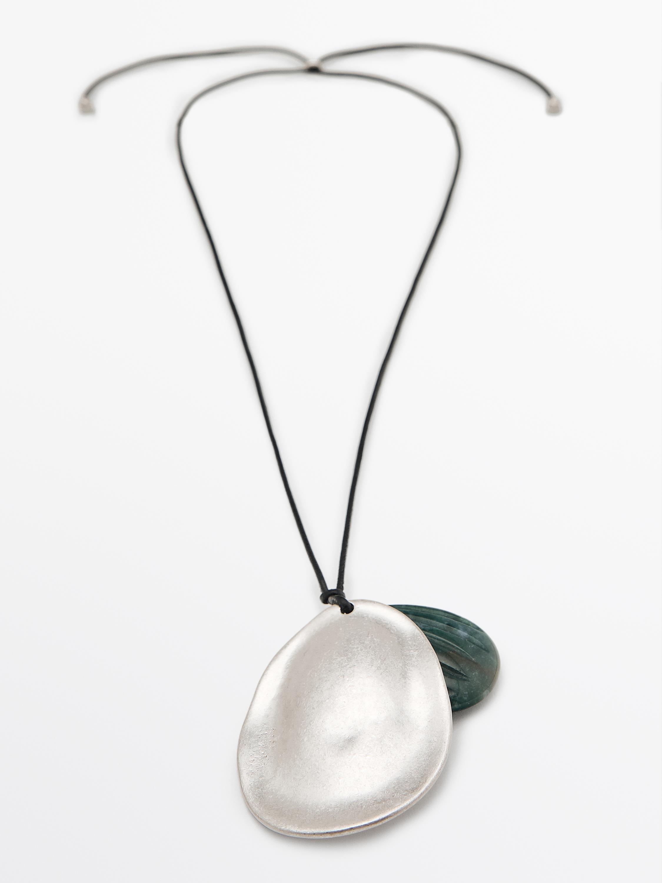 Collier pendentif amande