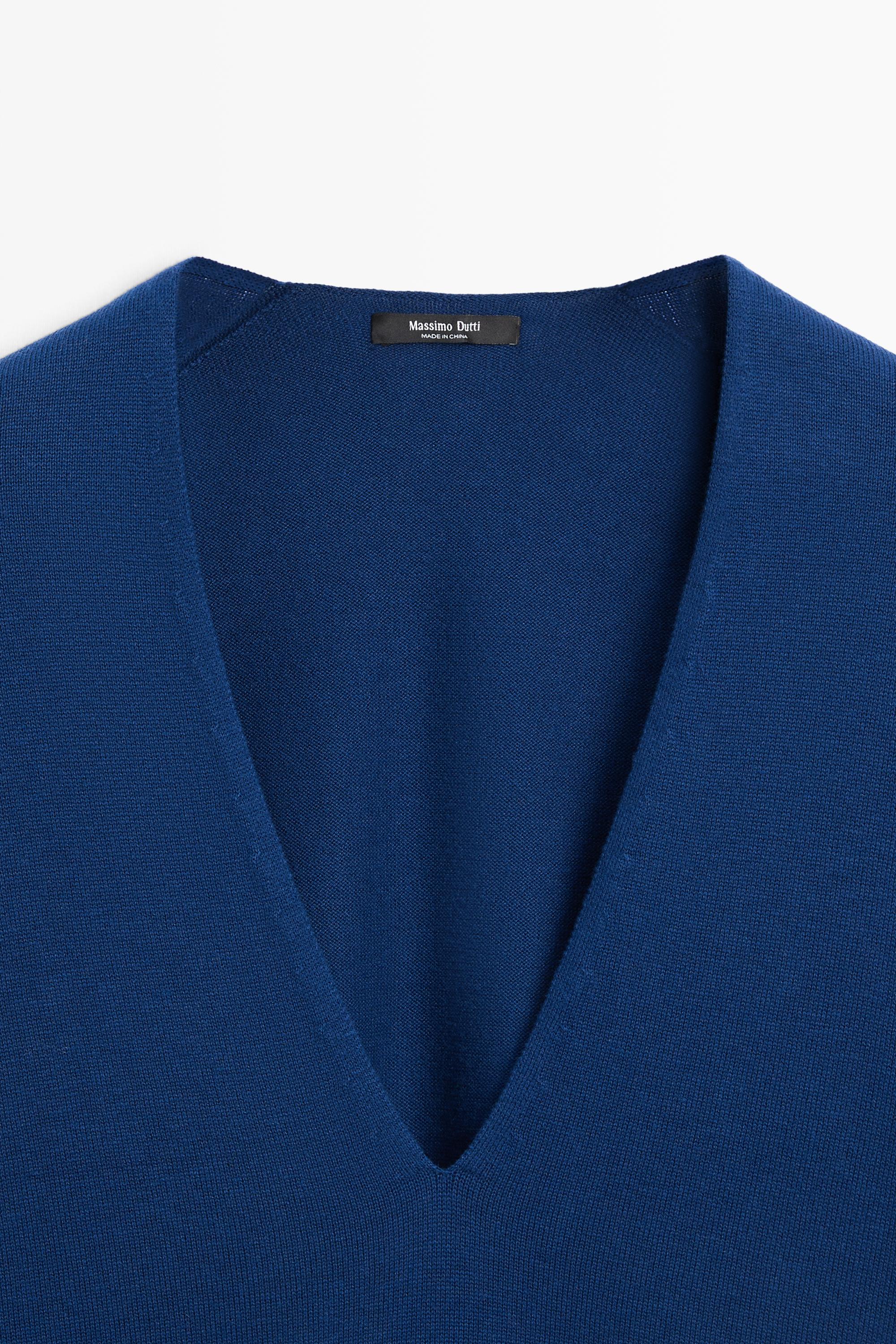 Striped V-neck knit sweater — NAVY BLUE