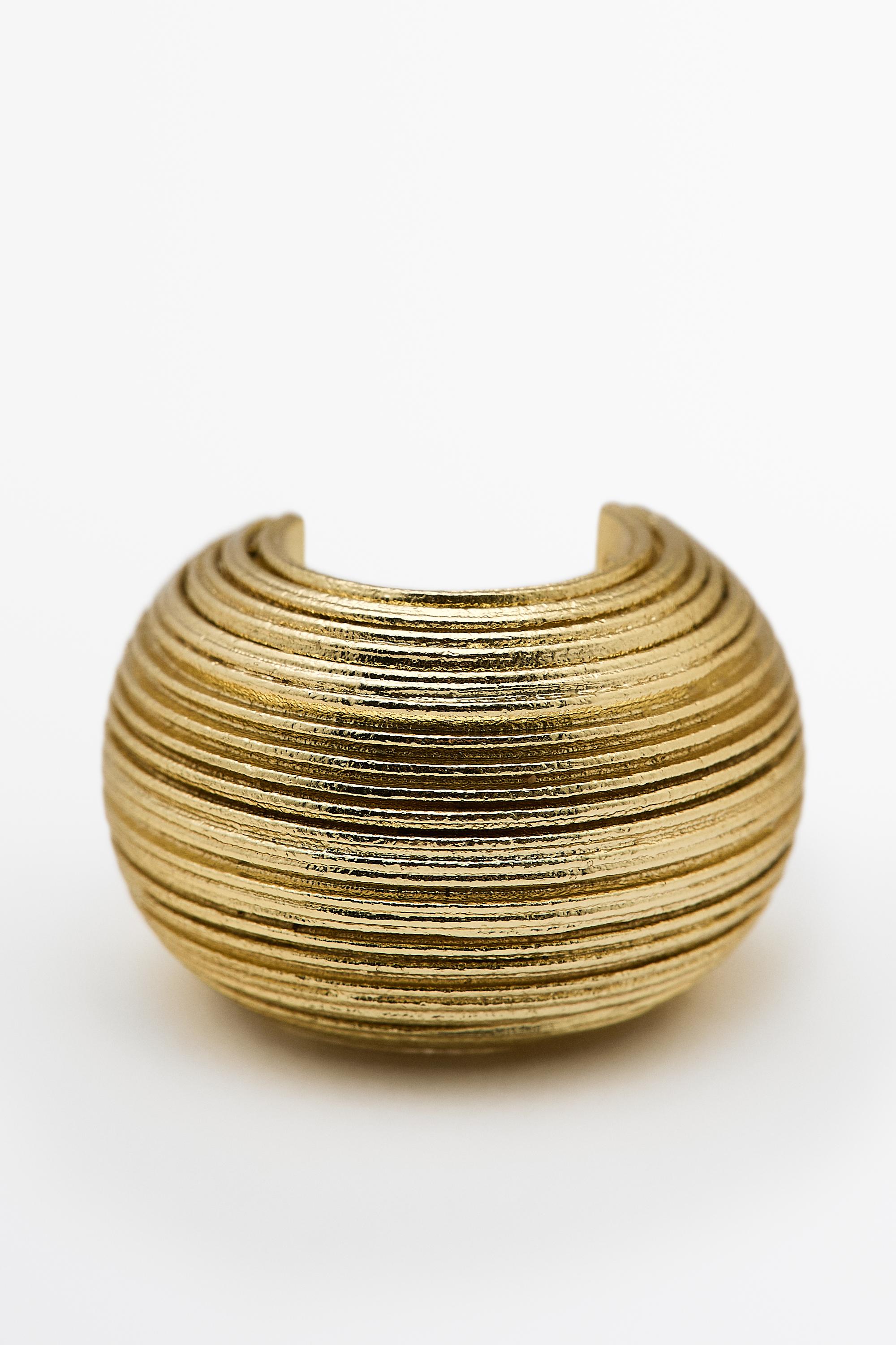 Raised design hoop earrings — GOLDEN