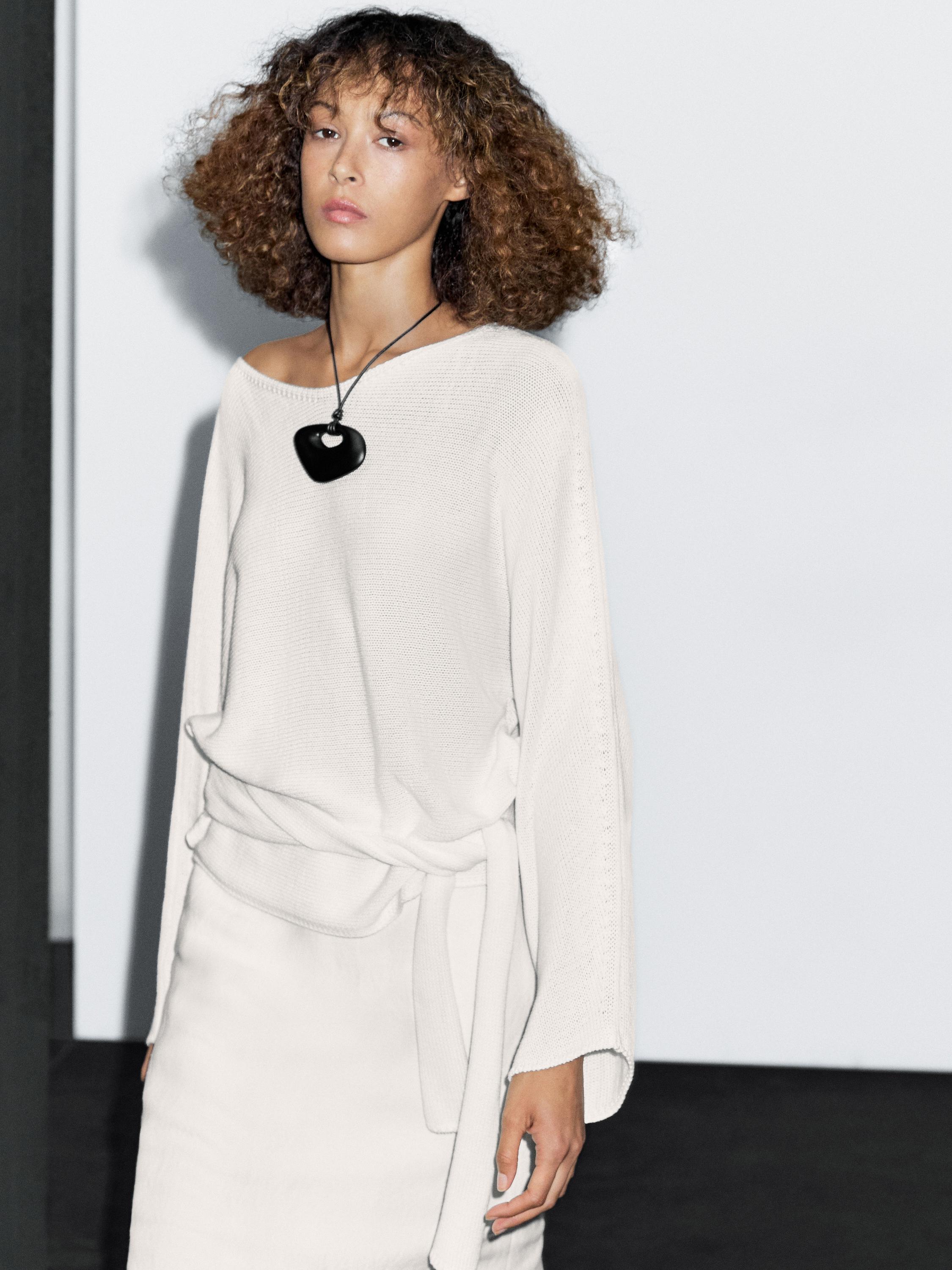 Свитер с бантом