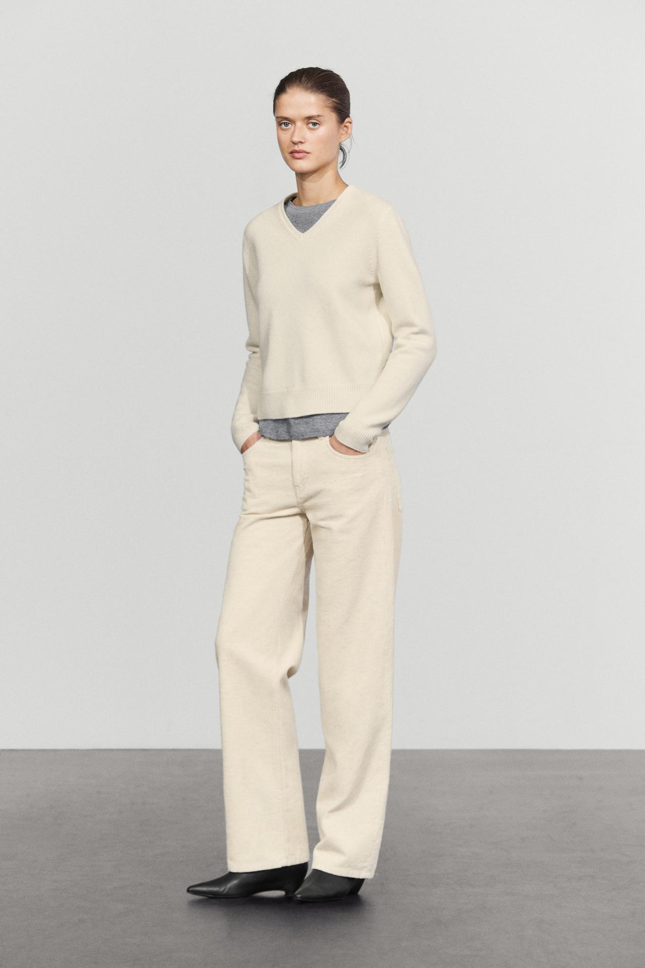 100% wool V-neck knit sweater — CREAM