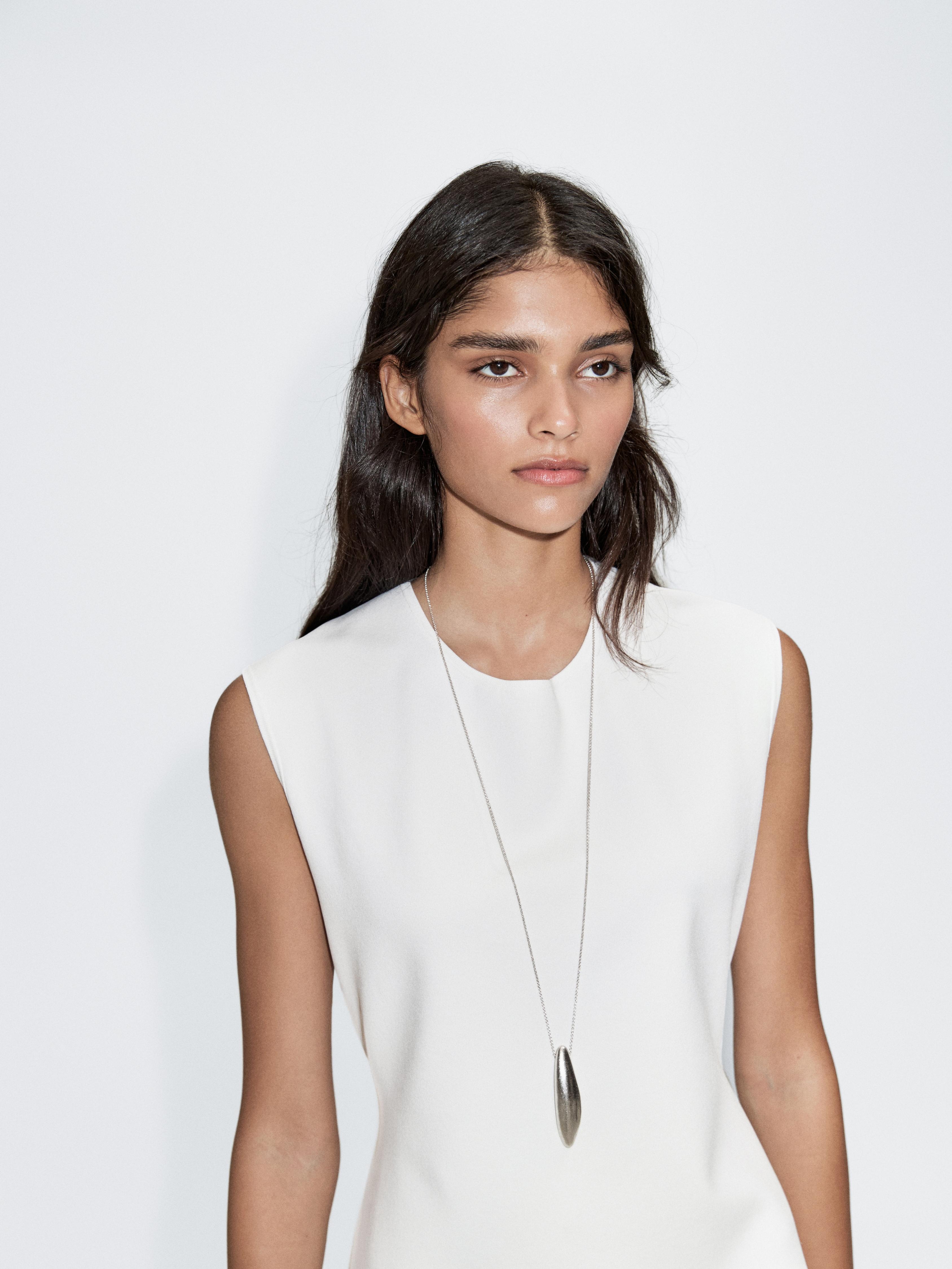 Gaun panjang kontras tanpa lengan