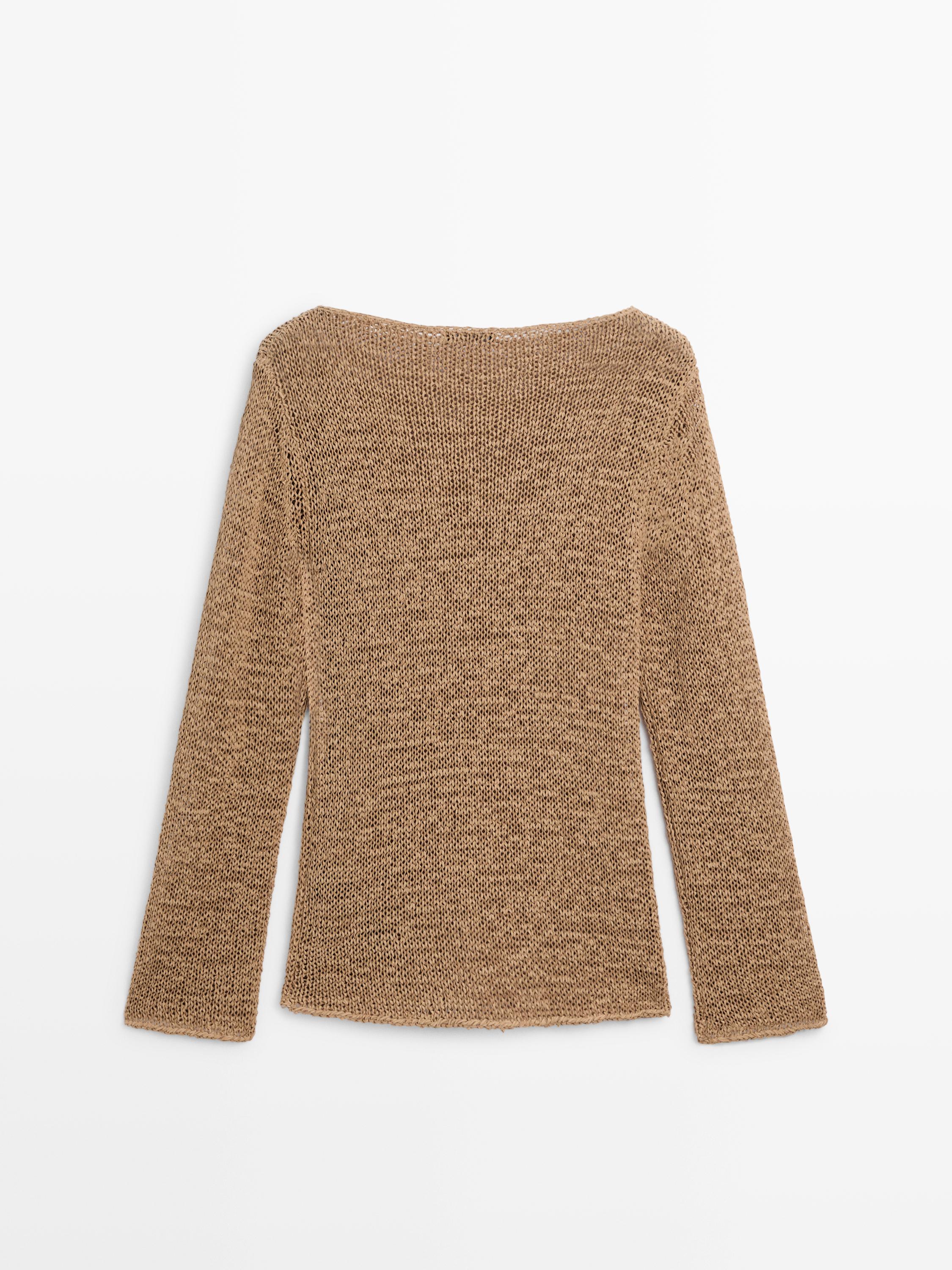 Vista posterior de suéter tostado de punto con cuello barco y mangas largas.