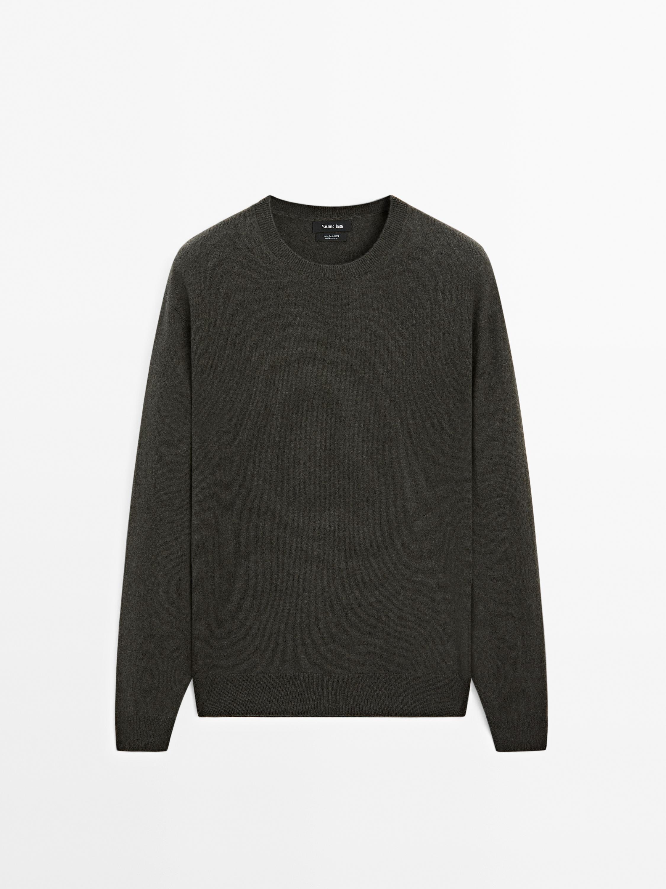 Cashmere knit sweater with a crew neck