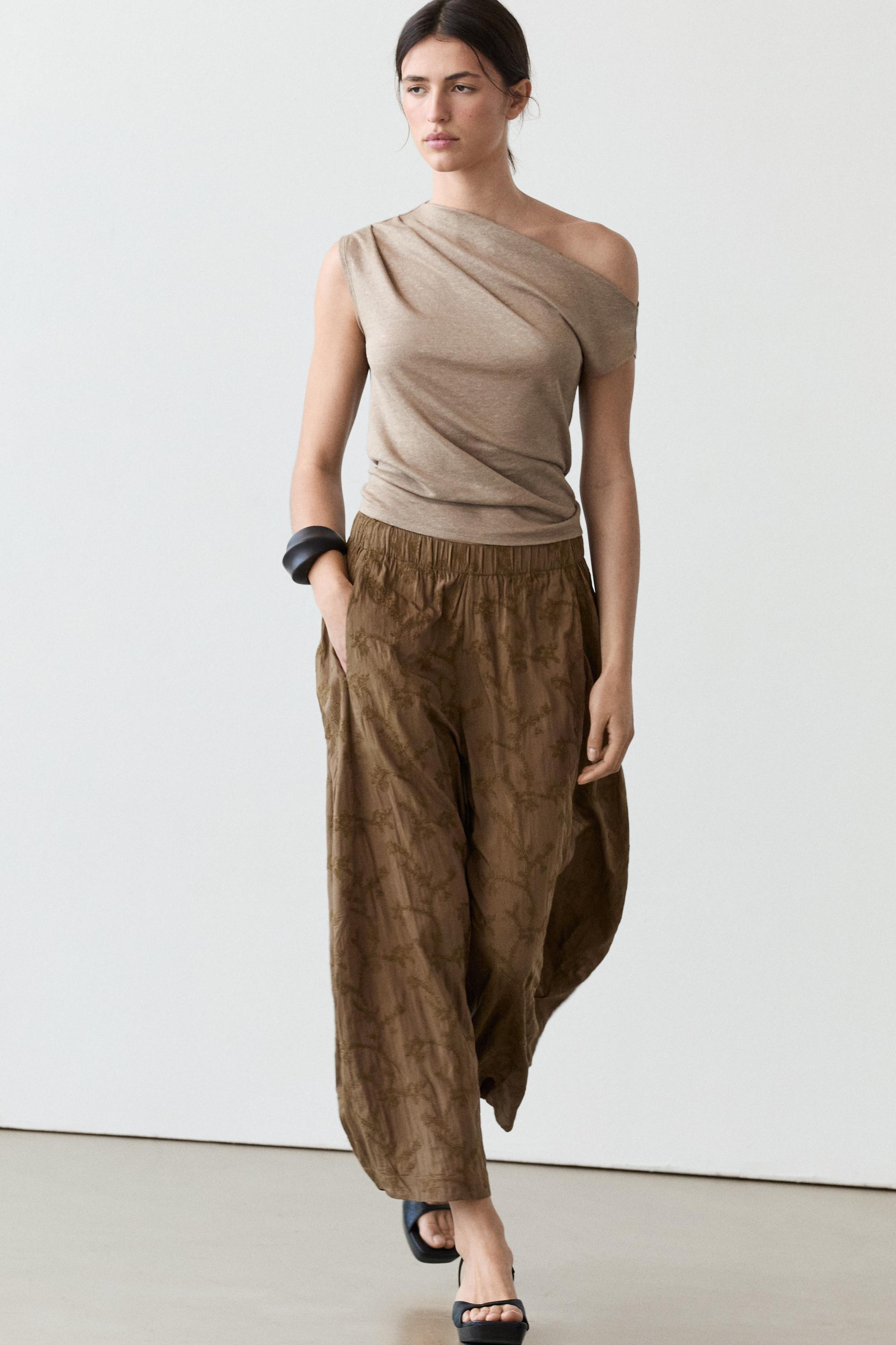 Trousers with embroidered detail and elastic waistband — KHAKI