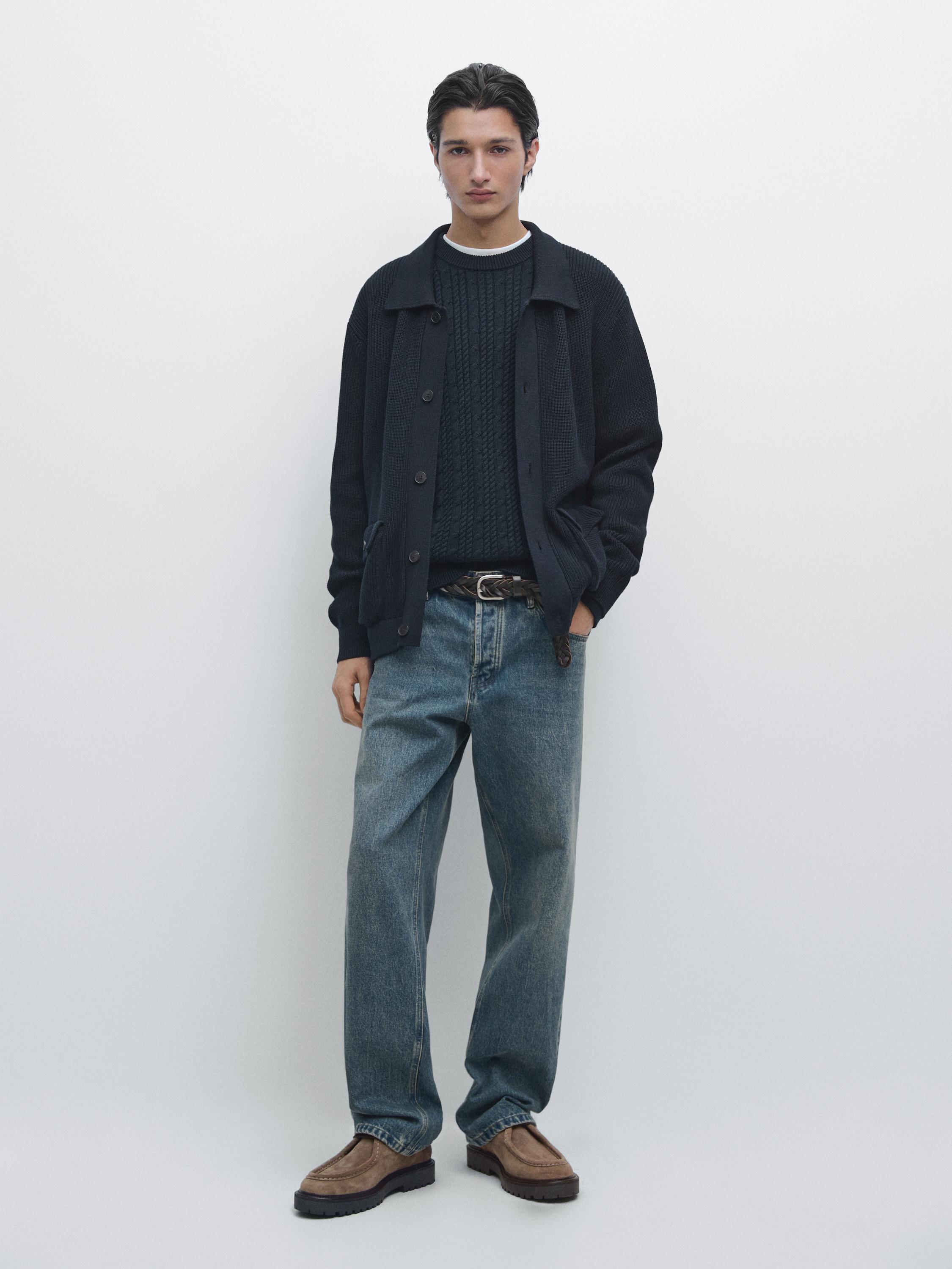 Комплект: темно-синий кардиган с карманами, синий вязаный свитер, синие джинсы и коричневые туфли.