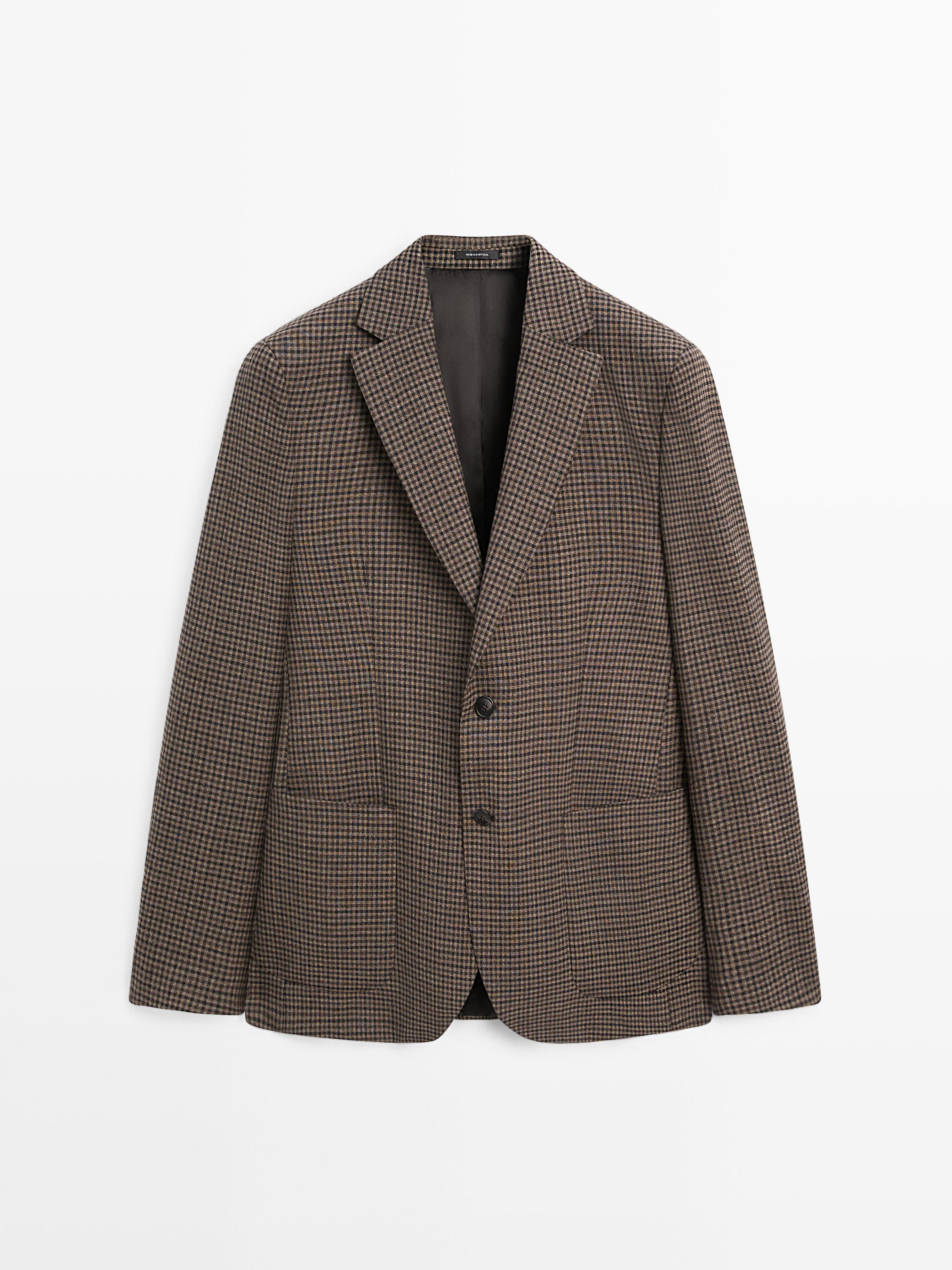 Tampilan depan blazer cokelat dengan motif kotak-kotak kecil, kerah klasik, dua kancing, dan saku depan.