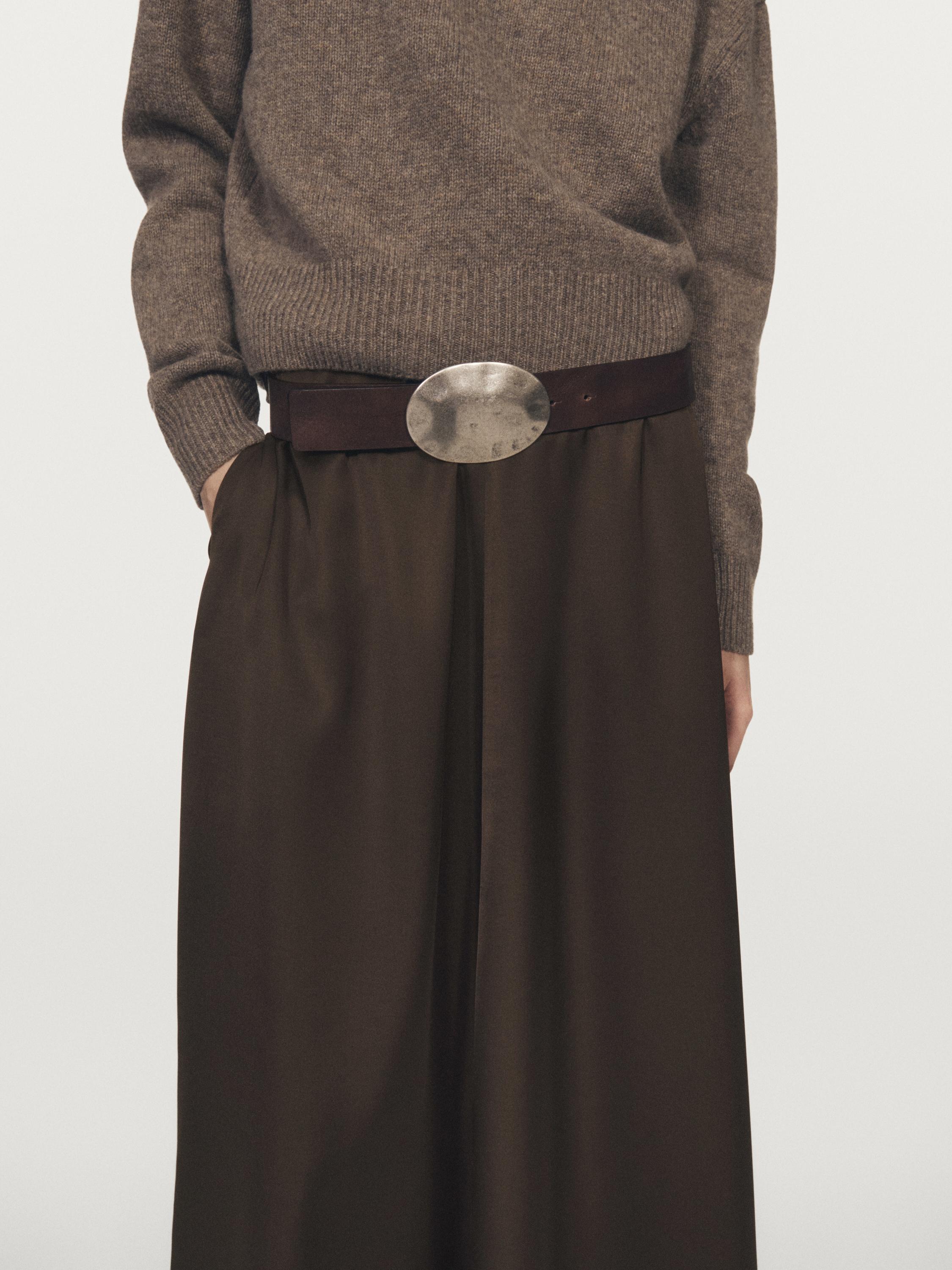 Satynowa spódnica średniej długości z kieszeniami