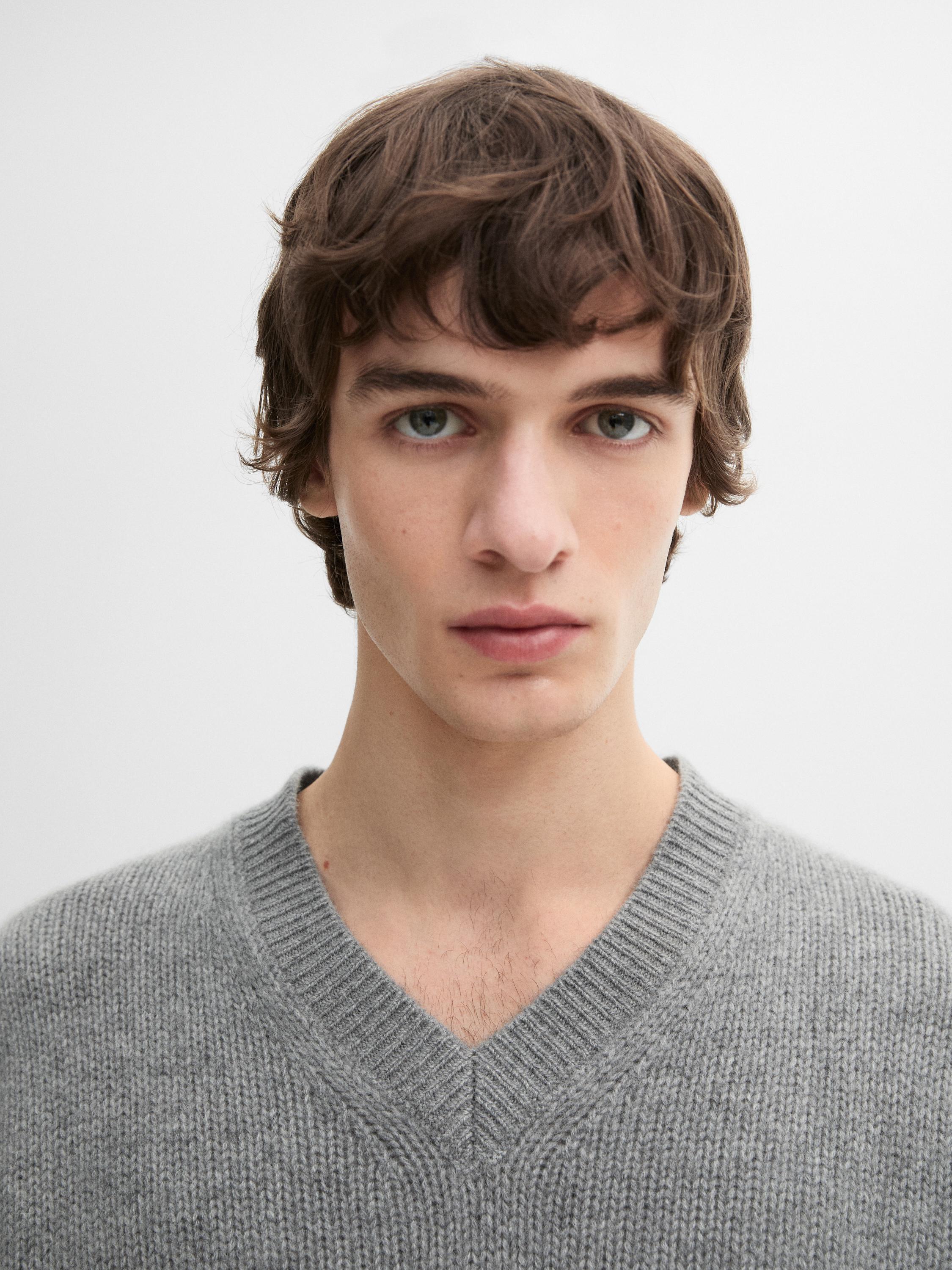 100% cashmere V-neck knit sweater