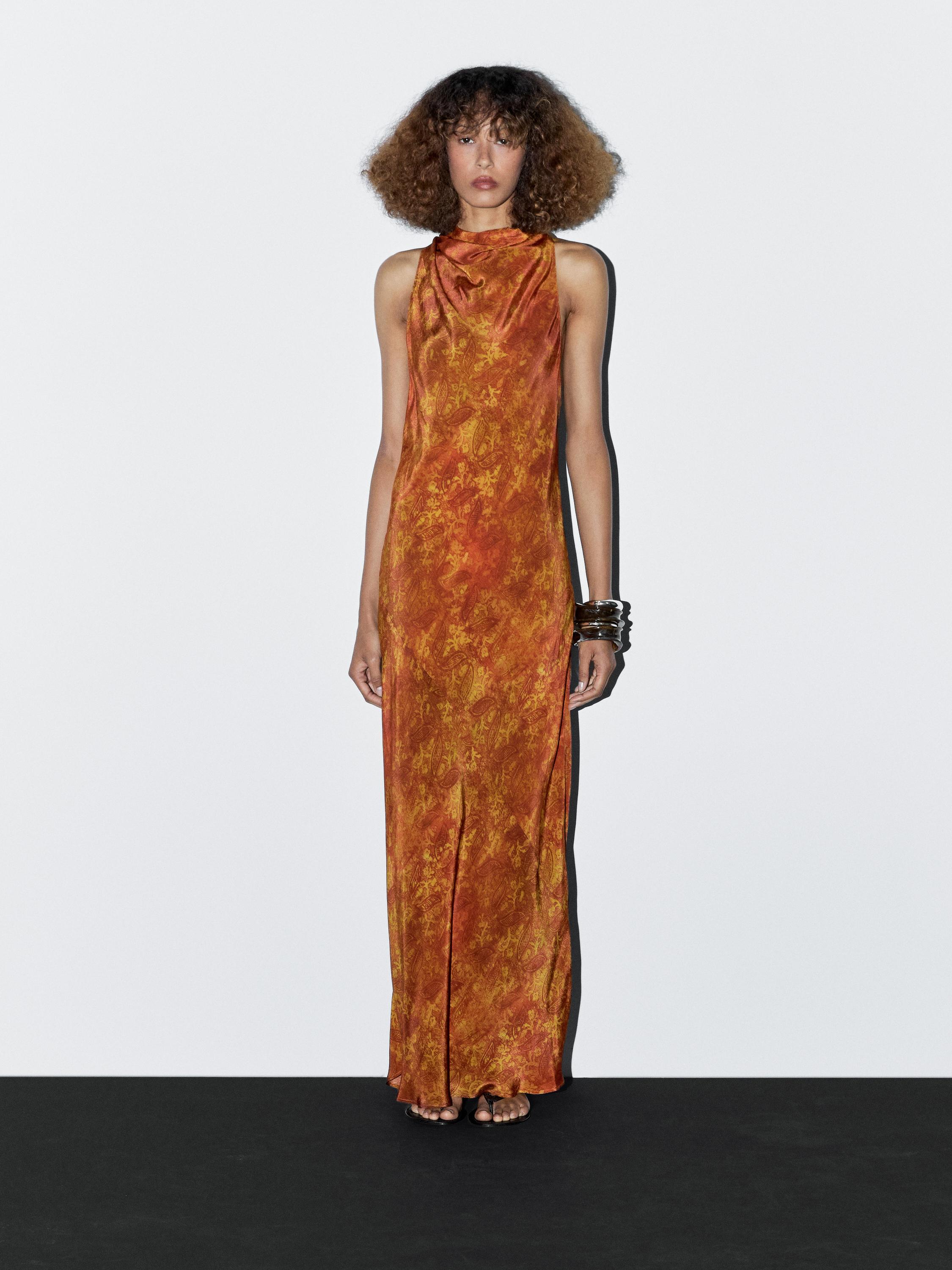 Μακρύ χυτό εμπριμέ φόρεμα