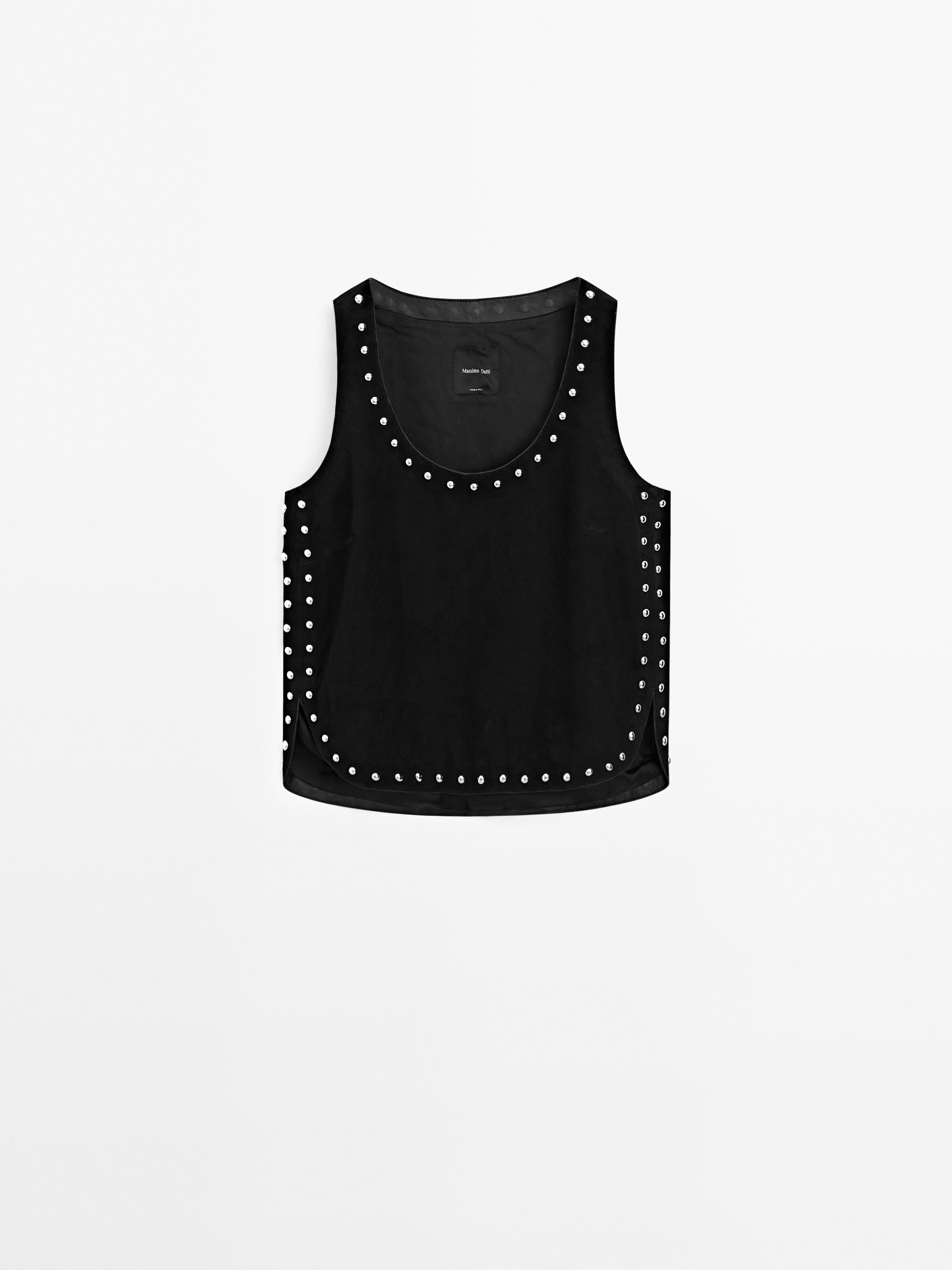 Top de pele camurça com pormenor de tachas