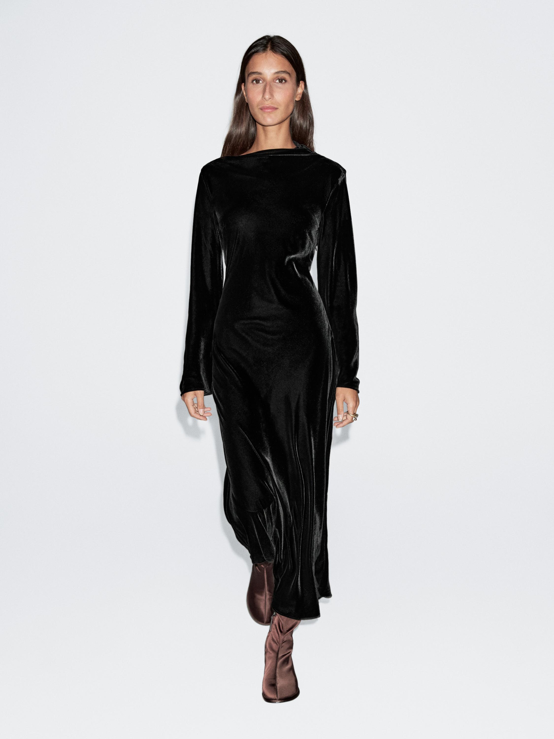 فستان طويل مخمل بياقة بوت