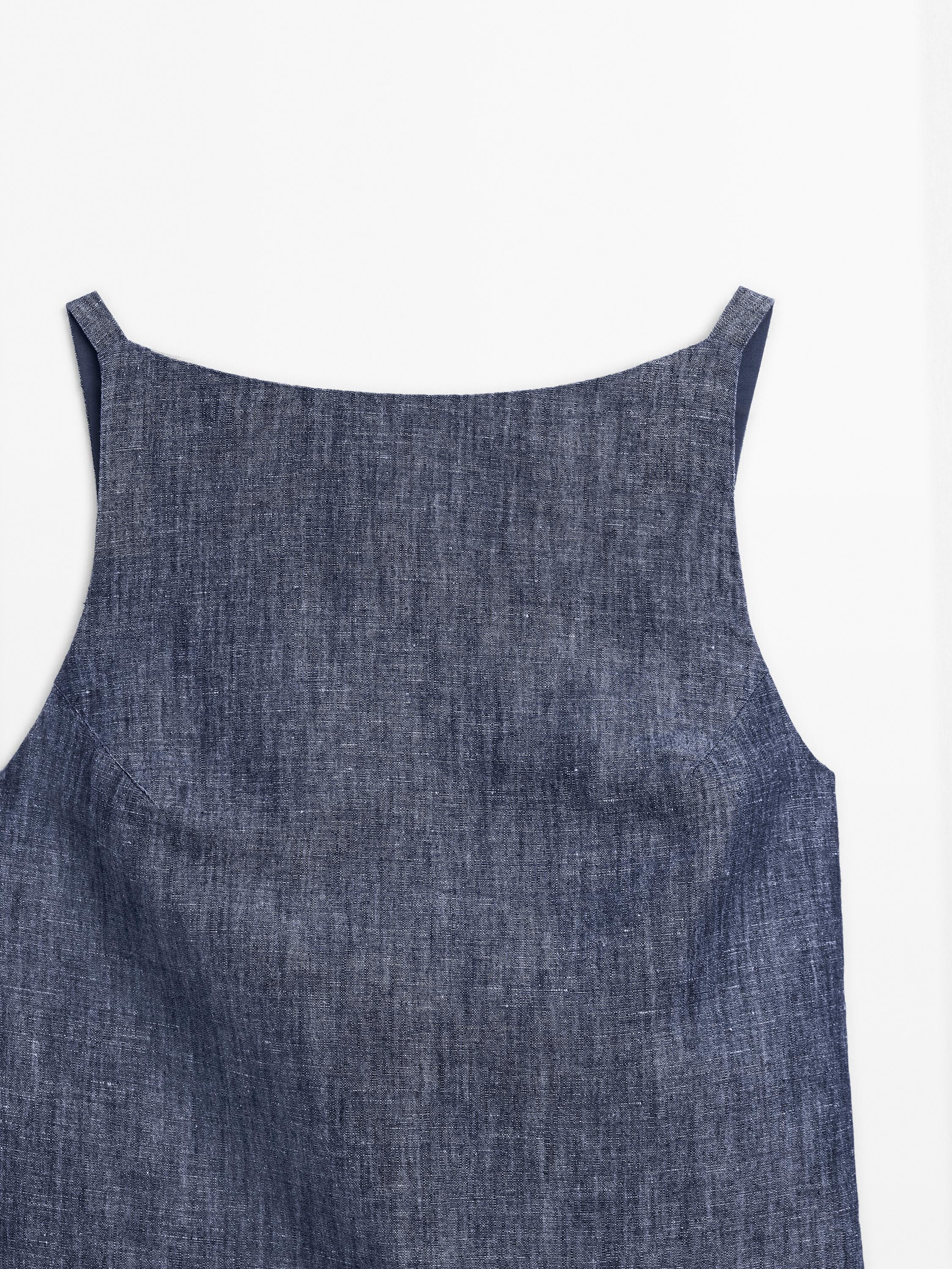 Short dress with low-cut back