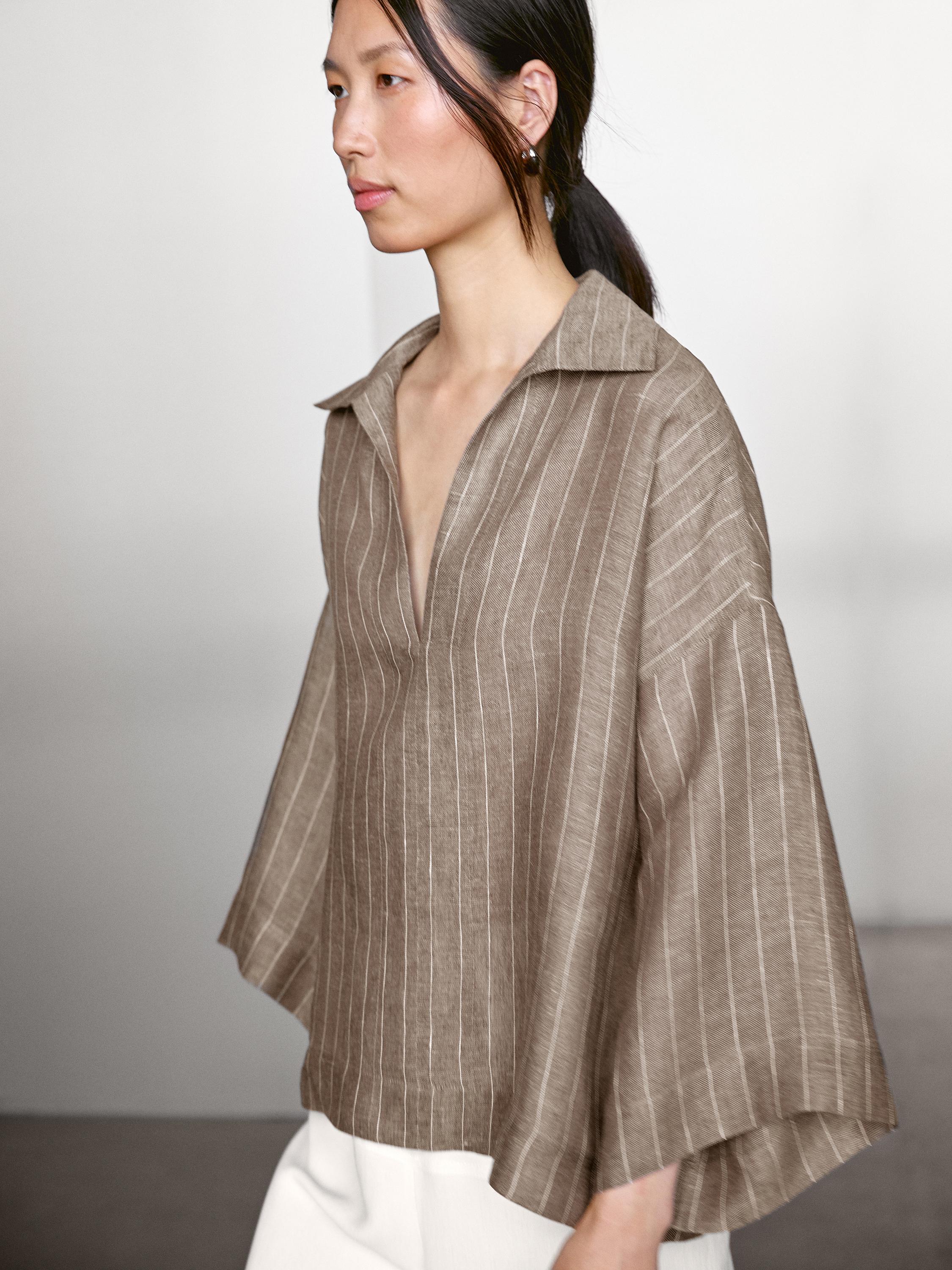 Blusa marraduna lepo irekiarekin, lihozkoa