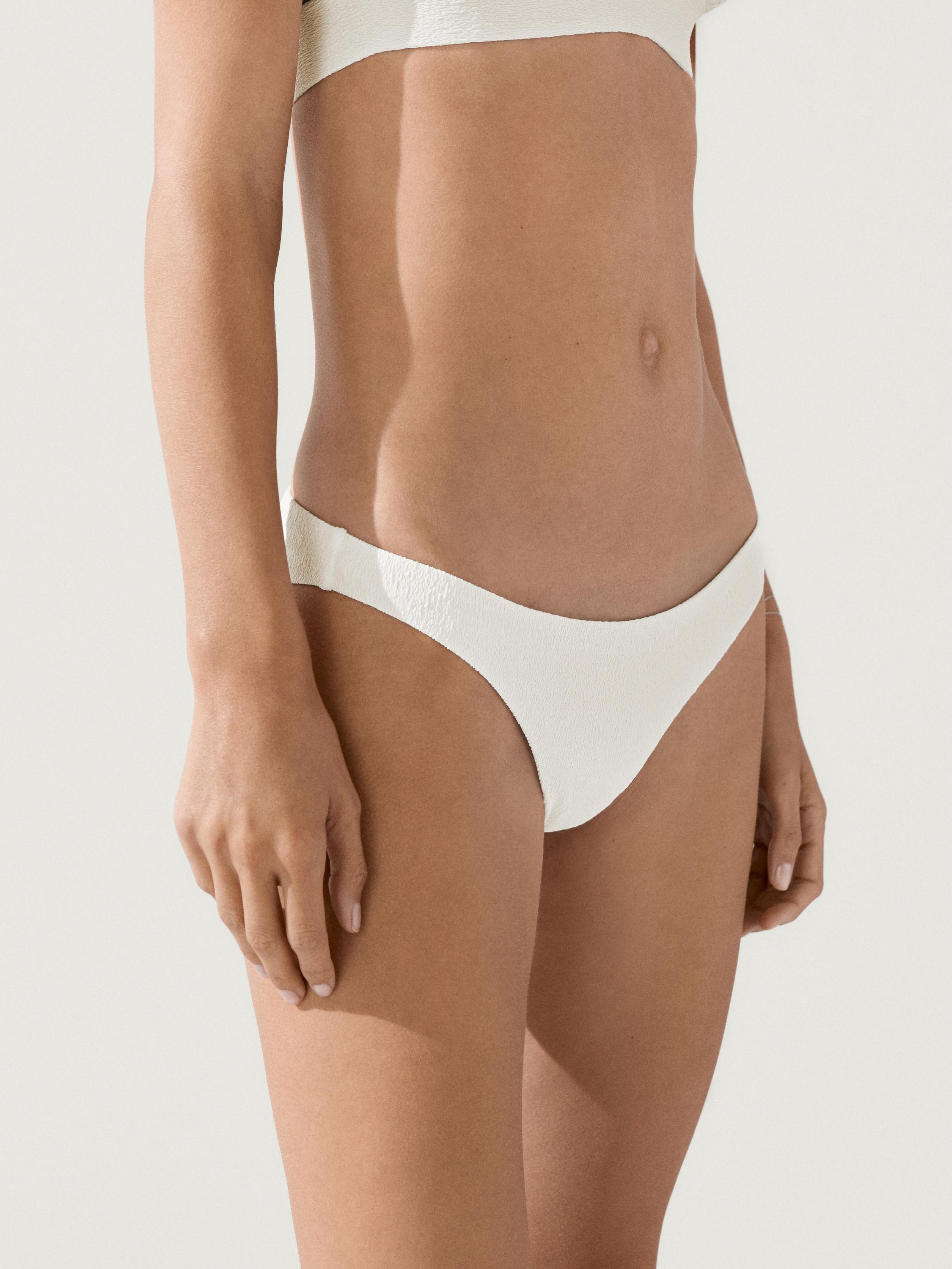 Spodnji del bikinja s teksturo