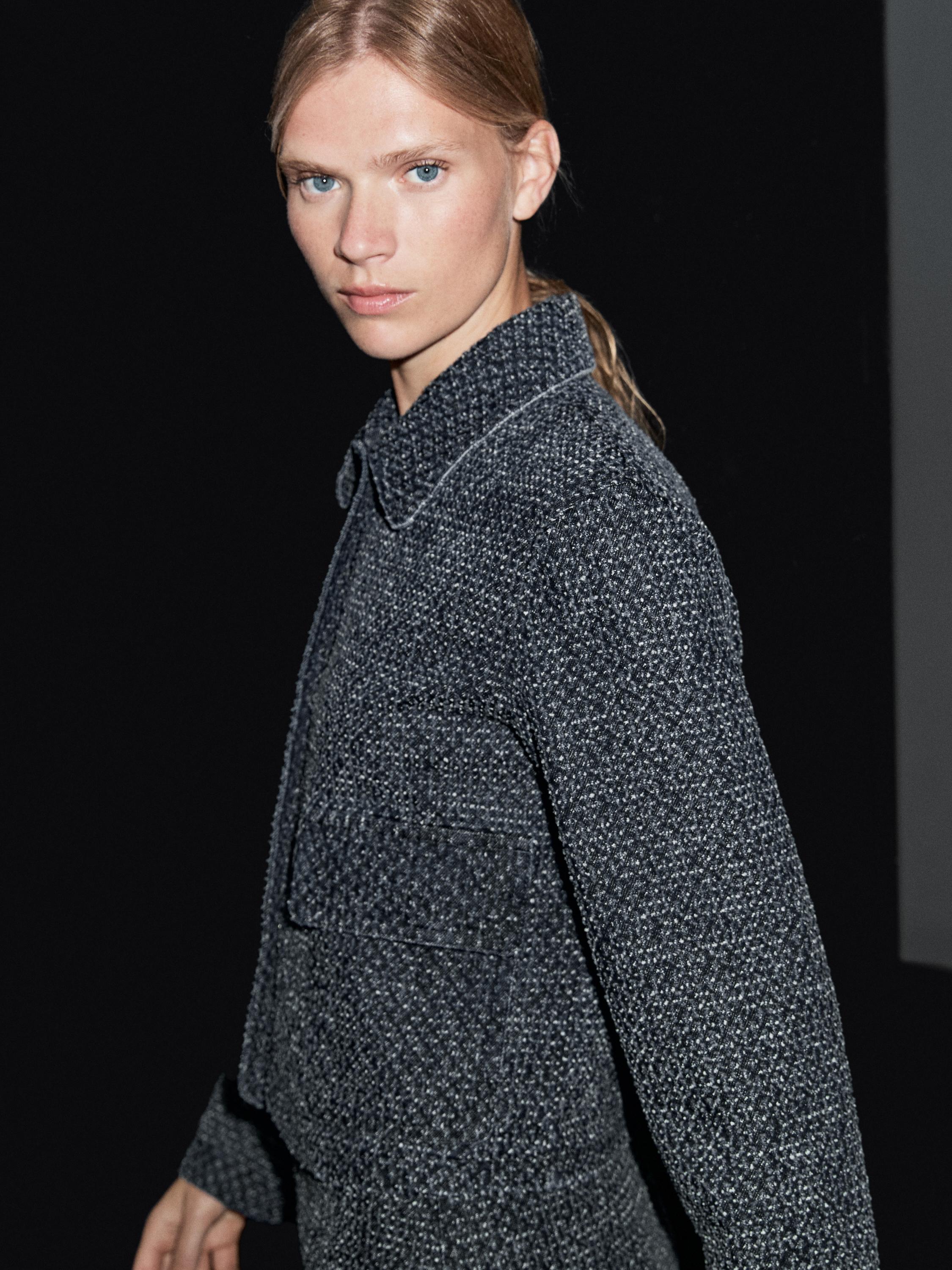 Casaco curto em denim com pormenor de textura