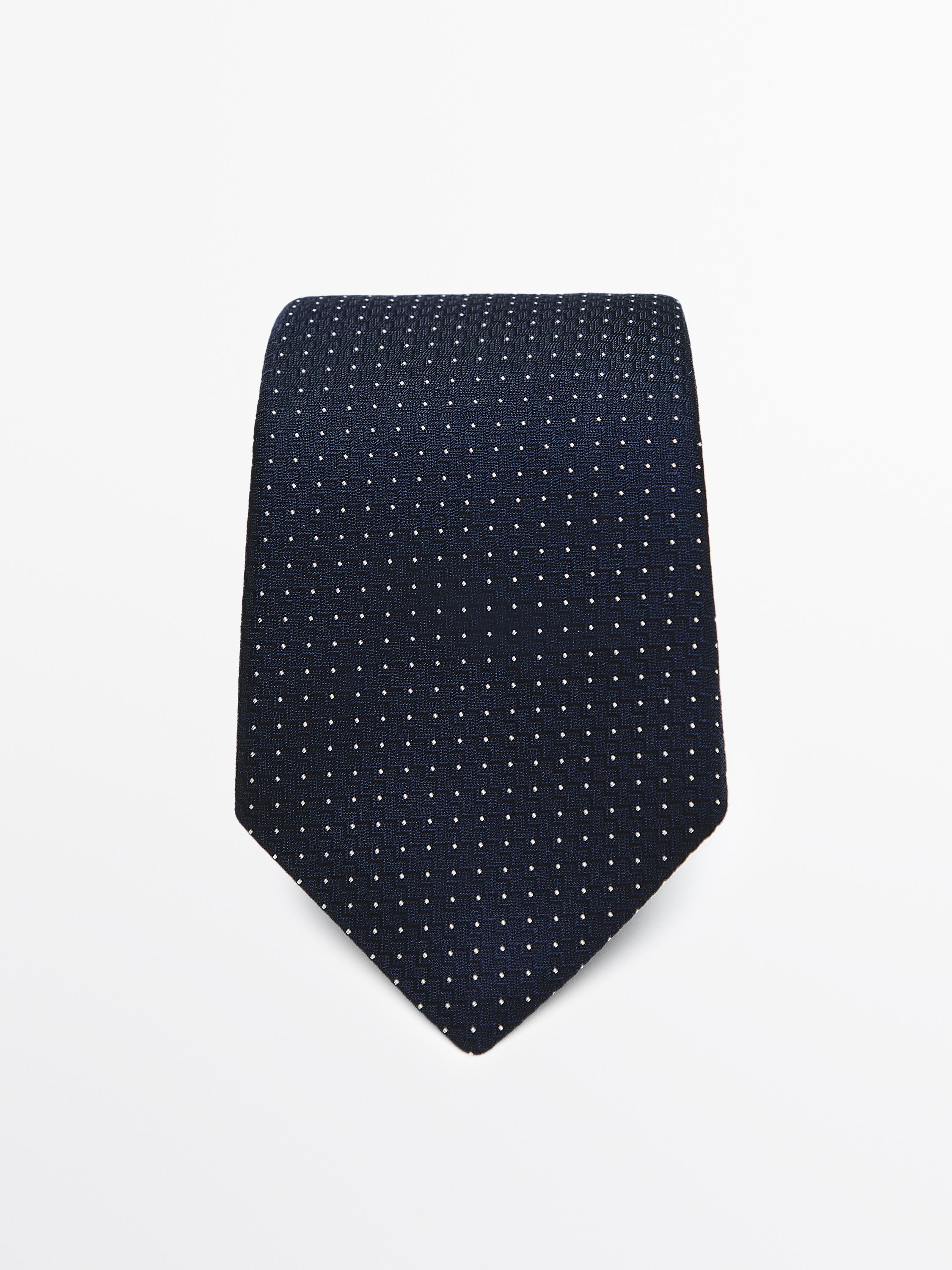 منظر أمامي لربطة عنق كحلية بنقشة نقاط بيضاء.