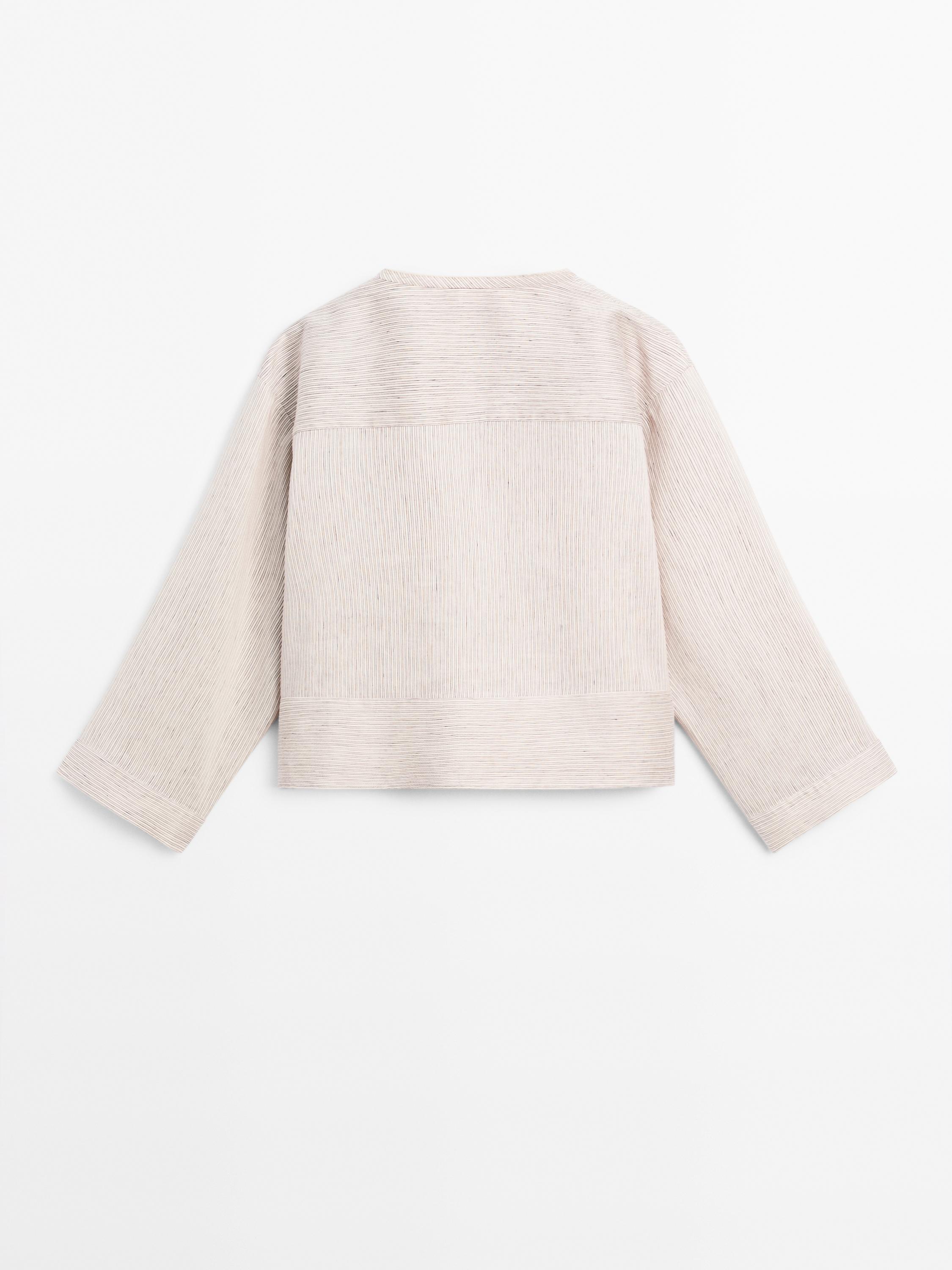 Camisa acetinada às riscas com parte inferior larga