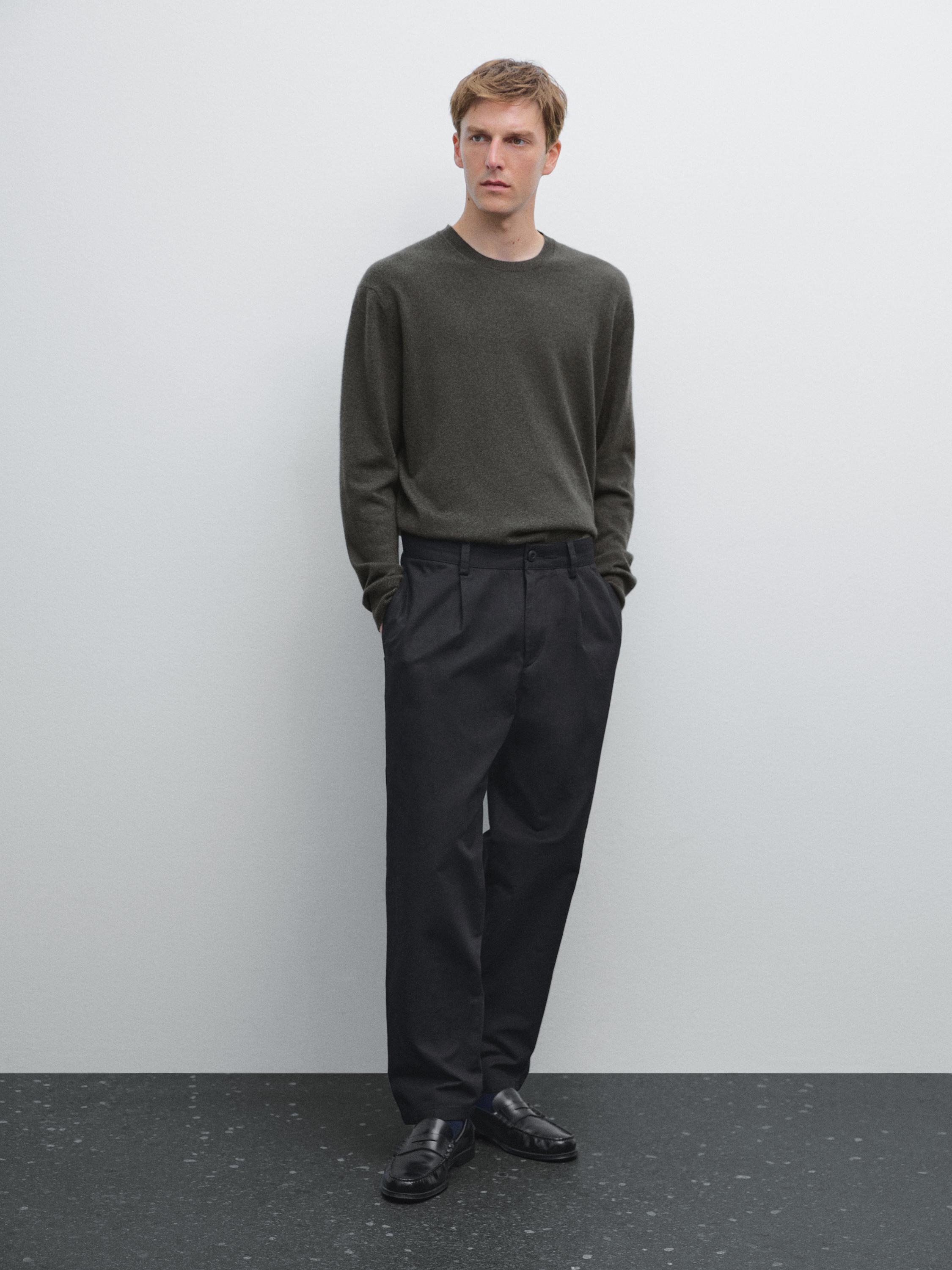 Cashmere knit sweater with a crew neck