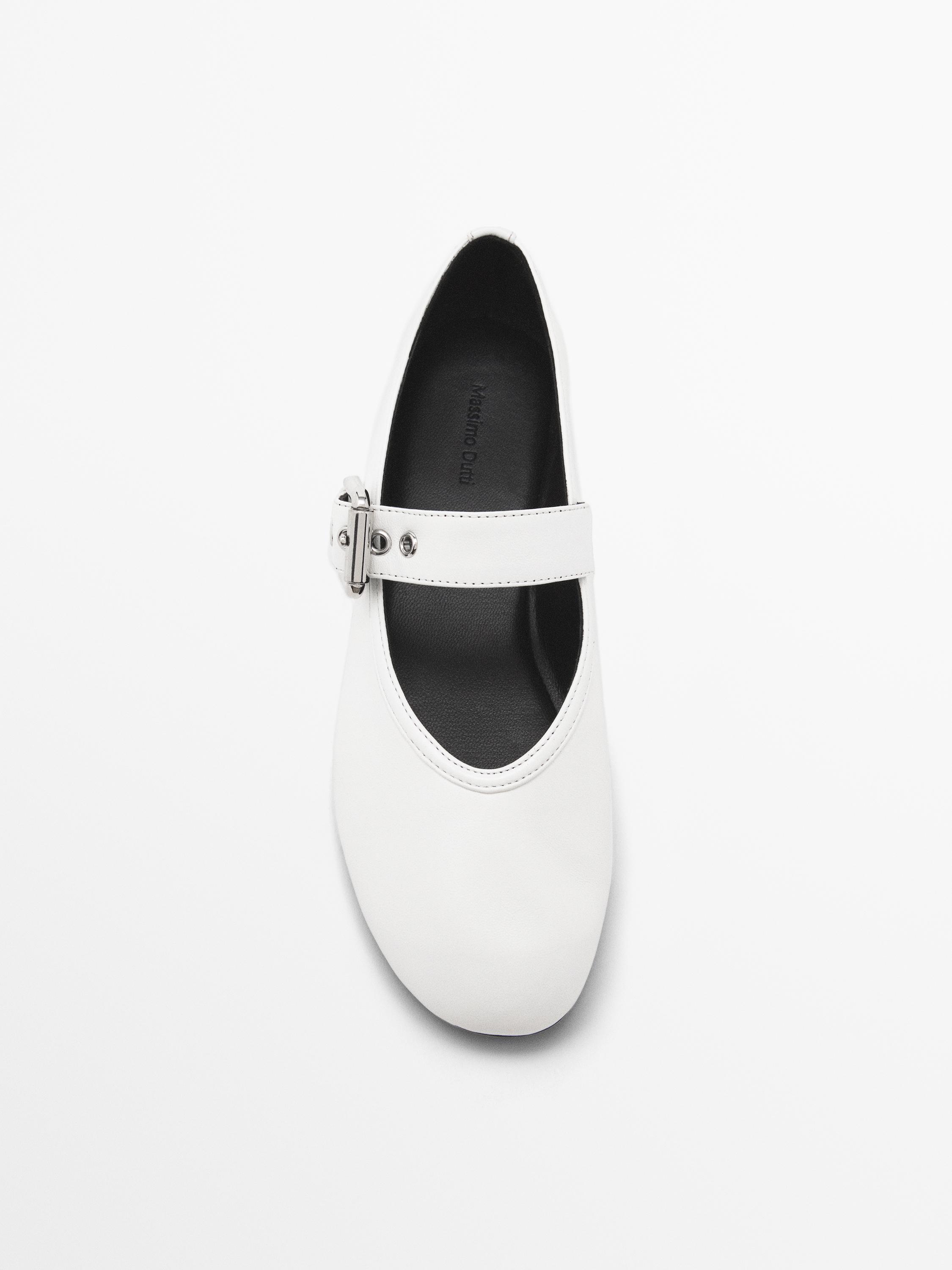 Sepatu datar lembut dengan gesper